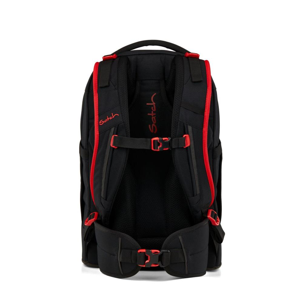 Schwarzer Rucksack mit roten Akzenten. Mit dem Markennamen 'satch'. Enthält mehrere Riemen, Schnallen und eine gepolsterte Rückenstütze.