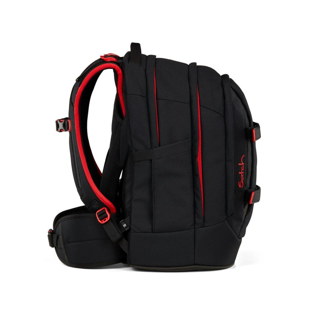 Schwarzer Rucksack mit roten Akzenten. Mit roter Umrandung, Riemen und 'Satch'-Logo. Die Tasche hat mehrere Fächer und einen gepolsterten Rücken.