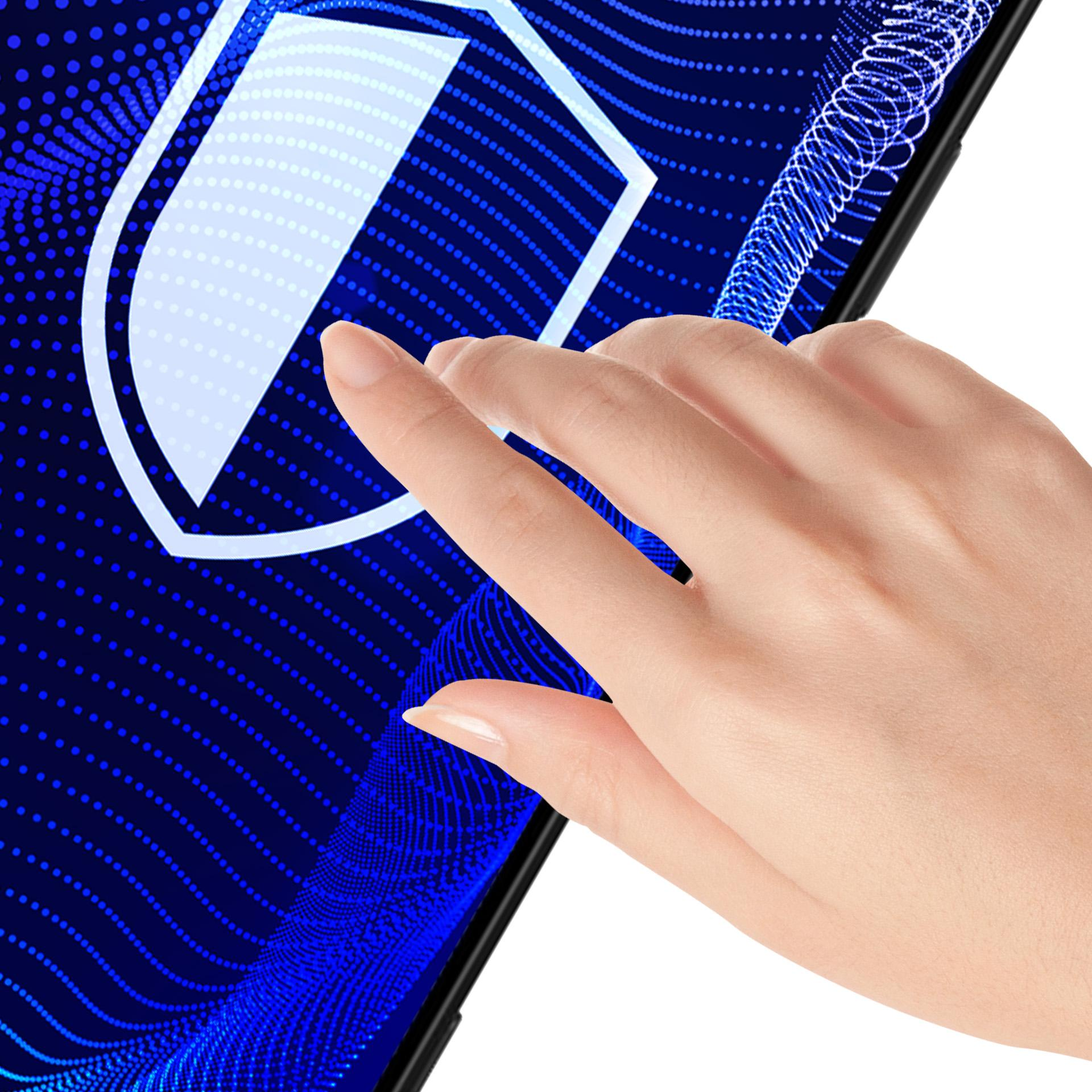 Una mano tocca lo schermo di un tablet che mostra un'icona a scudo su uno sfondo a pois blu.