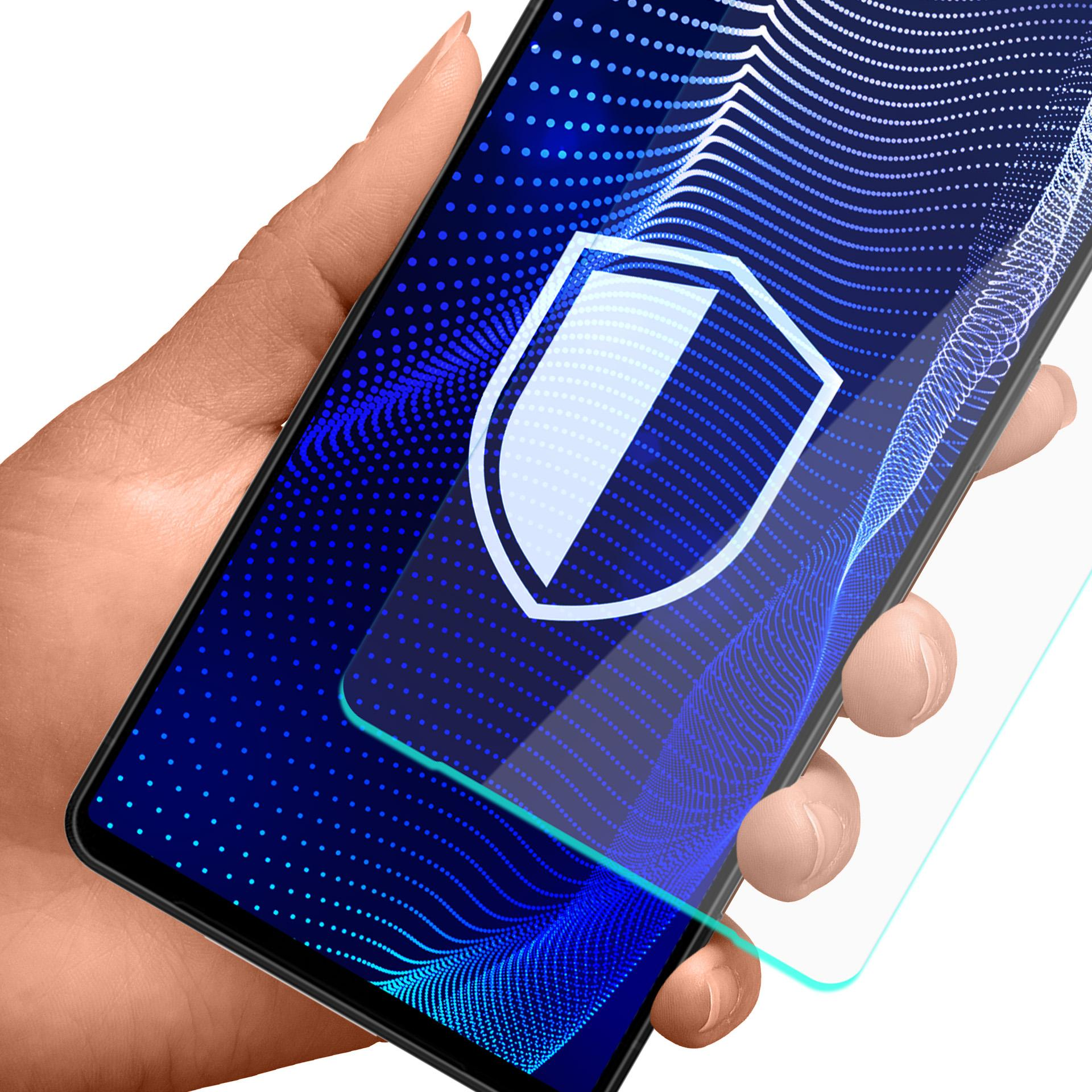 Una mano che tiene uno smartphone con una protezione per lo schermo. Lo schermo mostra un design a scudo.
