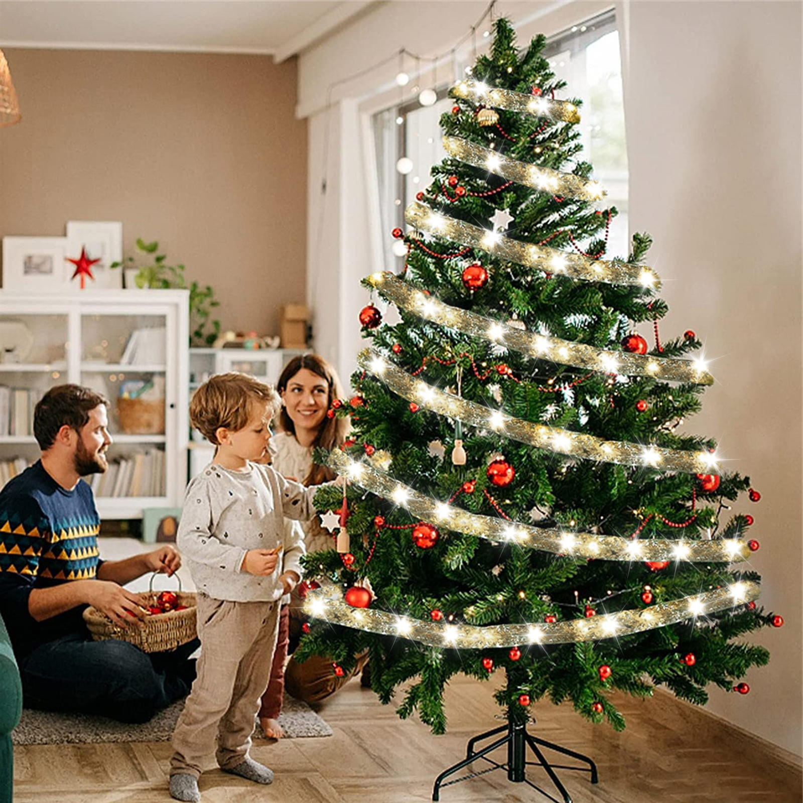Familie schmückt einen Weihnachtsbaum mit Ornamenten und Lichtern. Kind, Eltern und Baum sind die Hauptelemente.