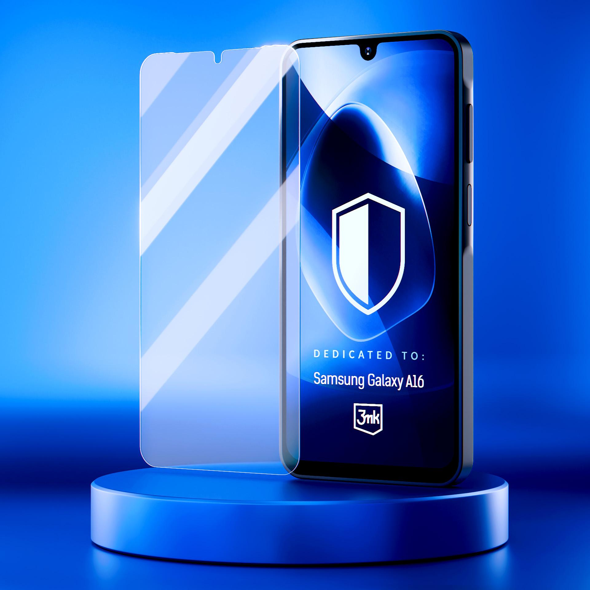 Telefon i ochraniacz ekranu na niebieskim cokole. Ekran telefonu pokazuje logo tarczy. Tekst: Samsung Galaxy A16.