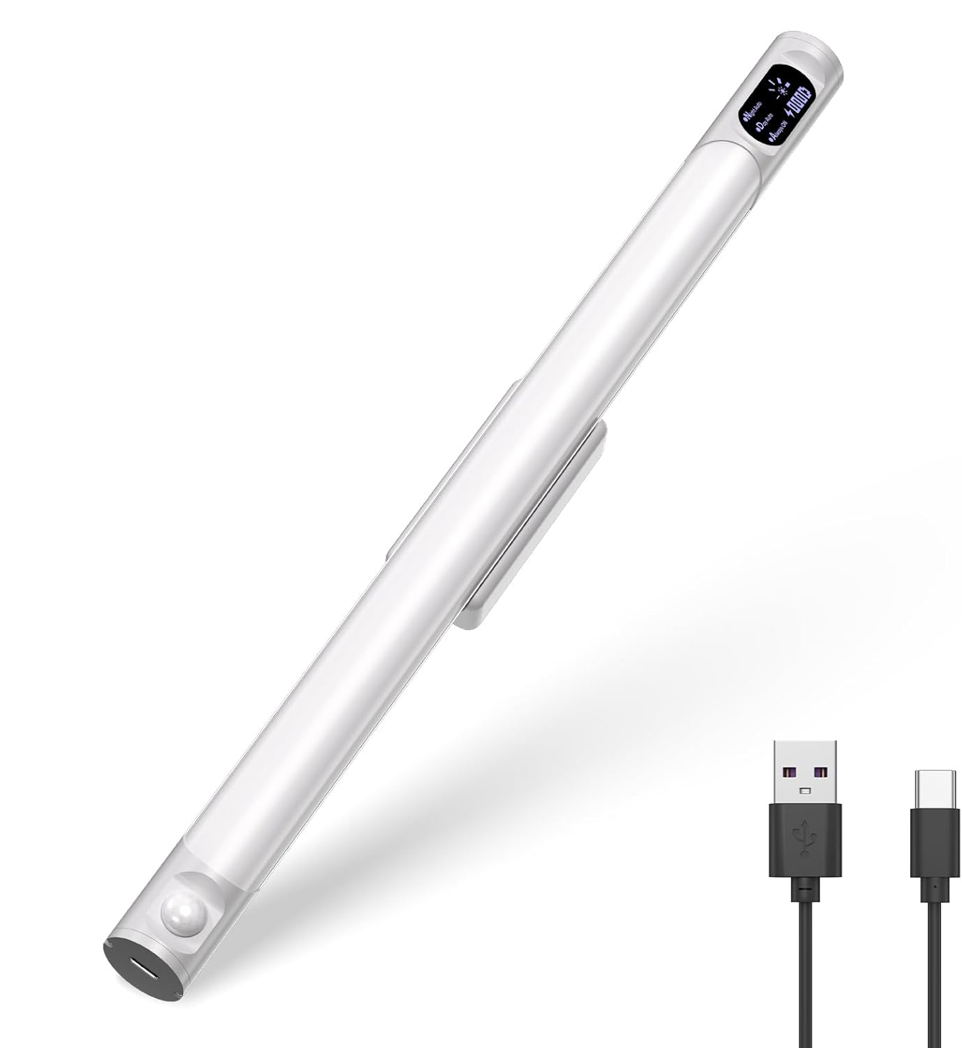 Eine weiße LED-Lichtleiste mit Display, Clip und zwei Ladekabeln. Das Display zeigt Einstellungen an. Der Hintergrund ist weiß.