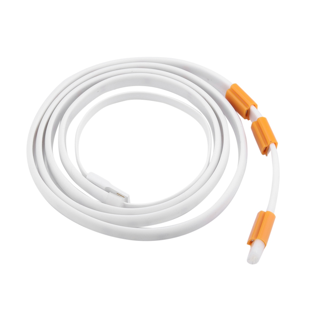 Ein weißes, aufgerolltes Kabel mit orangefarbenen Steckern am Ende. Das Kabel befindet sich auf weißem Hintergrund.