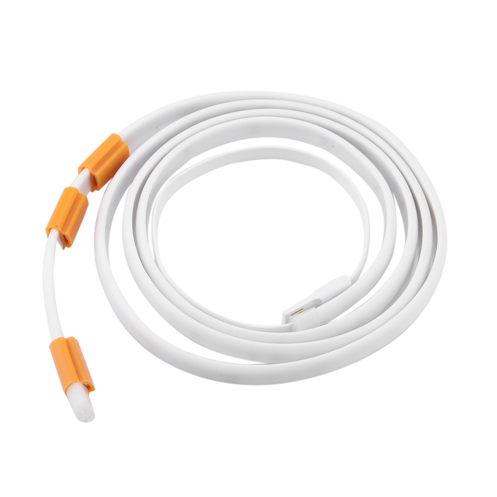 Weißes, aufgerolltes Kabel mit orangefarbenen Steckern an den Enden. Der Hintergrund ist schlicht weiß.