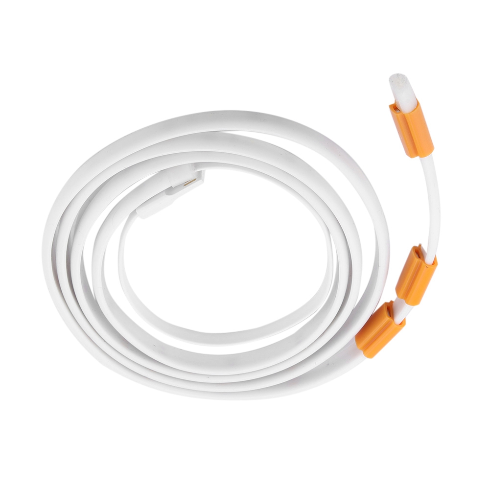 Weißes Kabel aufgerollt, mit orangefarbenen Anschlüssen an einem Ende. Der Hintergrund ist reinweiß.
