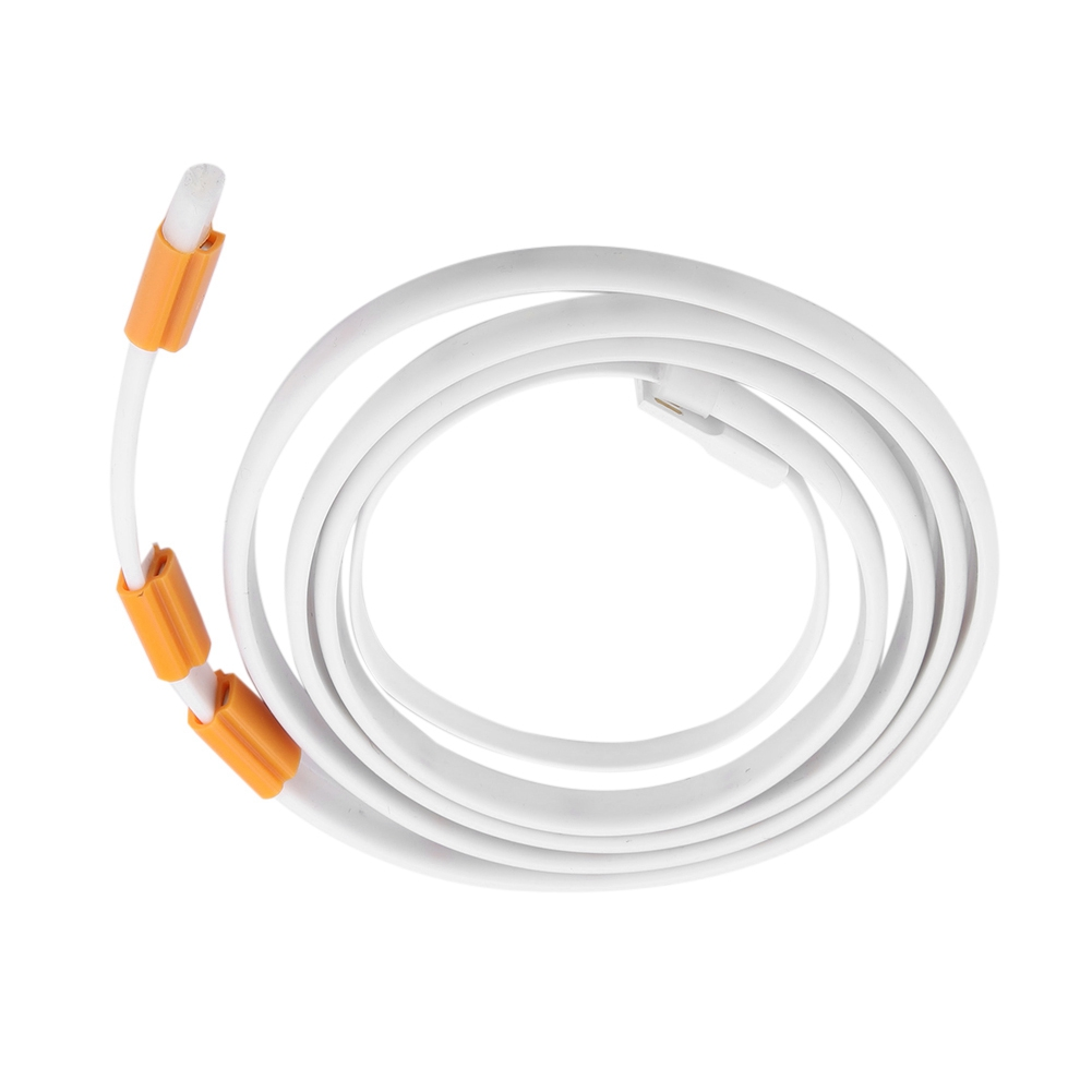 Ein weißes, aufgerolltes Kabel mit orangefarbenen Steckern und einer weißen Spitze. Das Kabel befindet sich auf weißem Hintergrund.