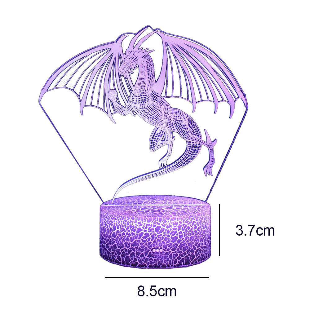 Eine lila Drachenlampe. Sie hat eine Drachensilhouette mit Flügeln. Der Sockel hat eine zylindrische Form. Abmessungen sind 8,5 cm x 3,7 cm.