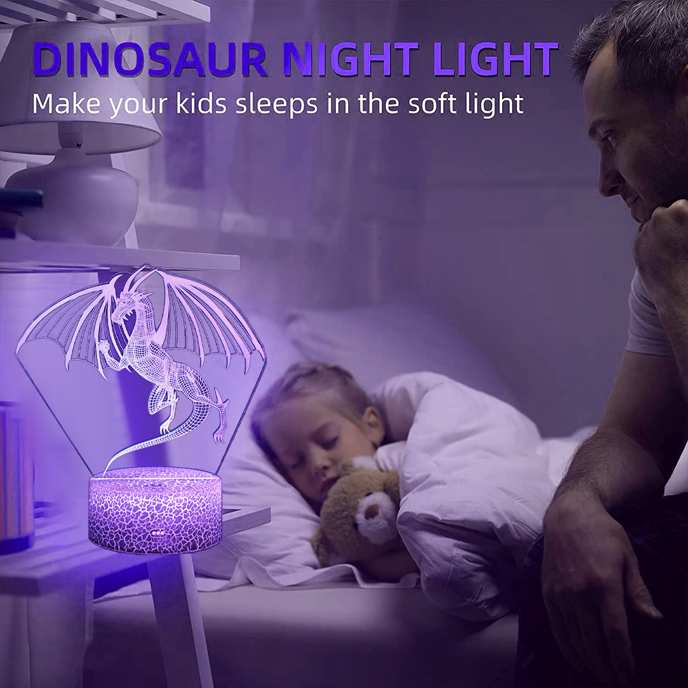 Ein Kind schläft mit einem Teddybären im Bett. Ein Drachen-Nachtlicht beleuchtet das Zimmer. Ein Mann schaut zu.