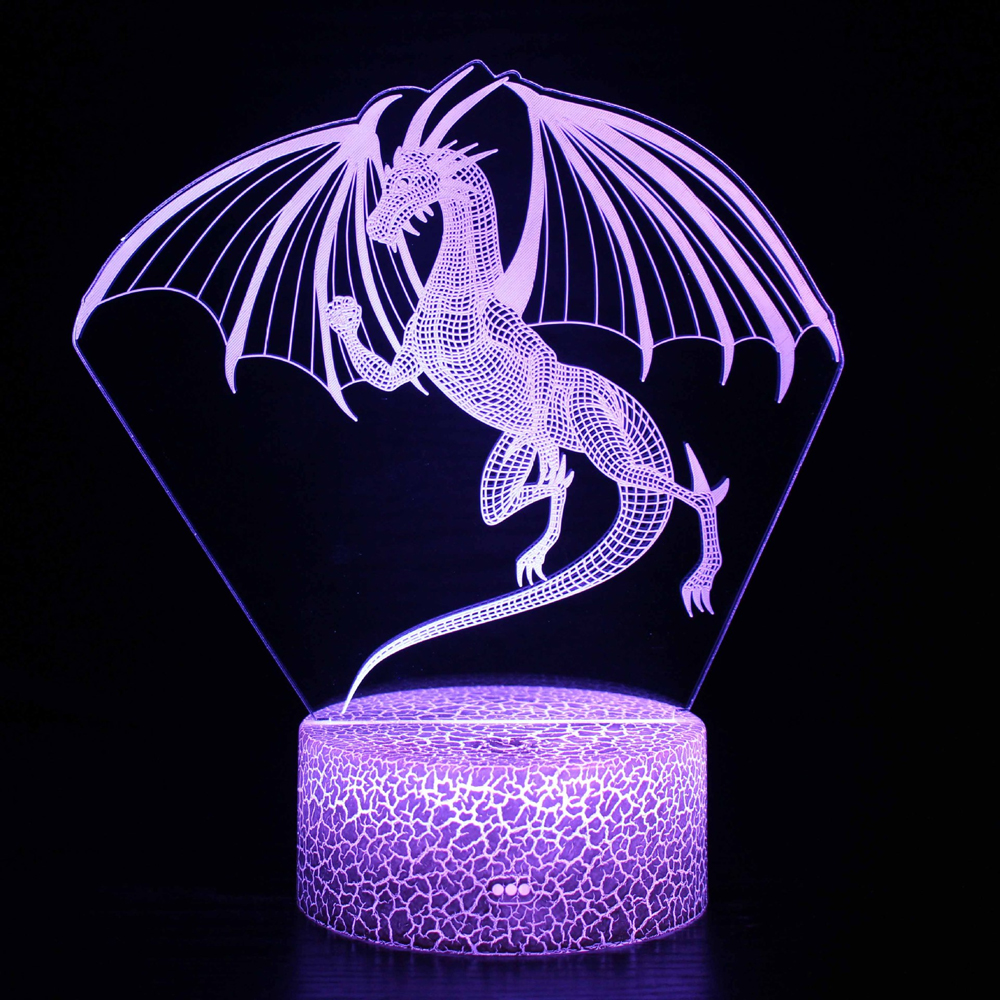 Eine lila Drachenlampe mit Flügeln. Der Drache ist vor einem schwarzen Hintergrund beleuchtet. Der Sockel ist ebenfalls strukturiert und lila.
