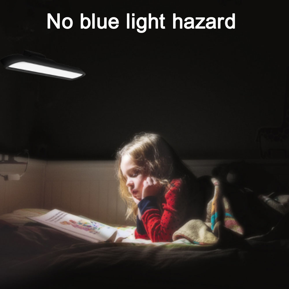 Ein Mädchen liest im Bett unter einer Lampe ein Buch. Die Szene ist schwach beleuchtet, darüber steht der Text 'Keine Blaulichtgefahr'.