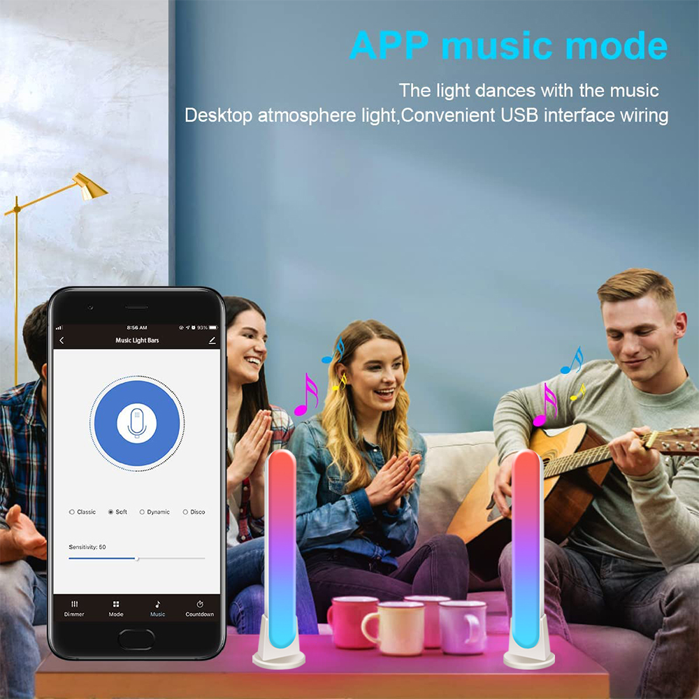 Drei Personen hören Musik. Einer spielt Gitarre. Bunte Lichter und ein Telefon mit einer App stehen auf dem Tisch.