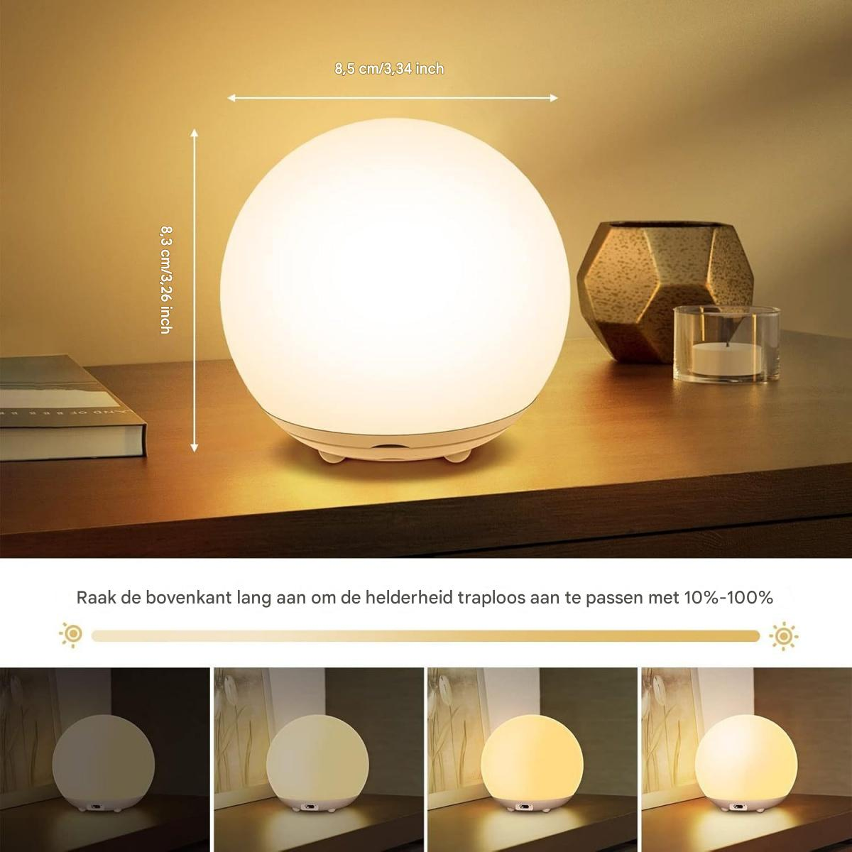 Eine leuchtende Kugel-Lampe auf Holz, mit goldener Vase und Kerze. Abmessungen sind über der Lampe dargestellt.