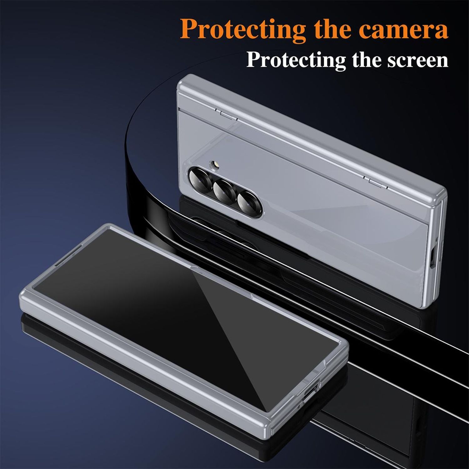 Se muestra una funda de teléfono con un teléfono dentro. La funda es plateada. El texto dice 'Protegiendo la cámara' y 'Protegiendo la pantalla'.
