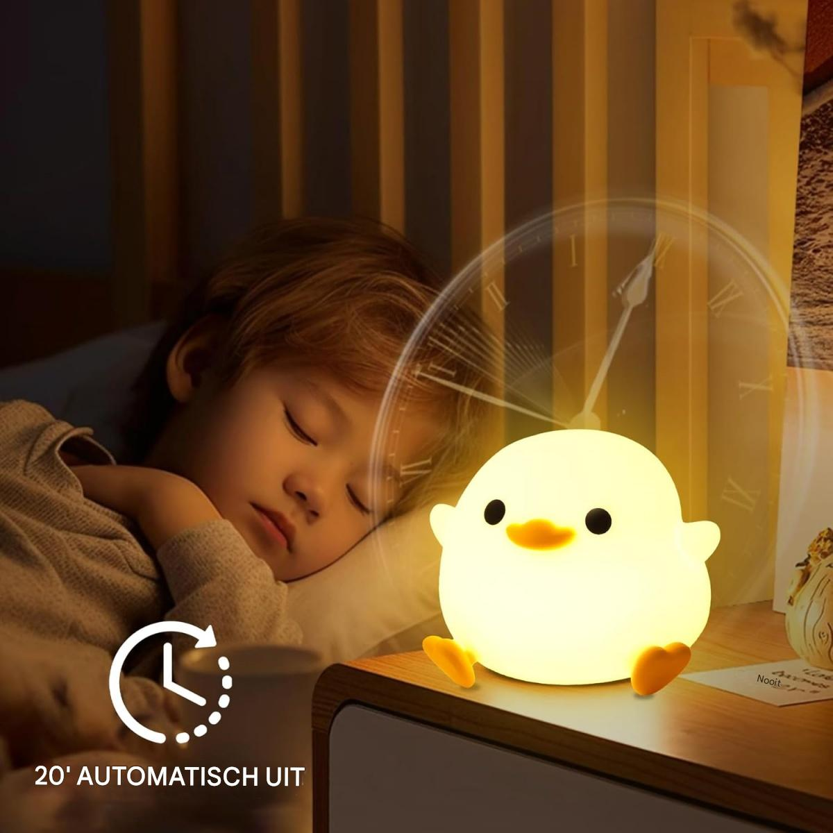 Ein Kind schläft neben einem Nachtlicht in Form eines gelben Küken. Eine Uhrgrafik ist überlagert. Text lautet '20' AUTOMATISCH UIT'.