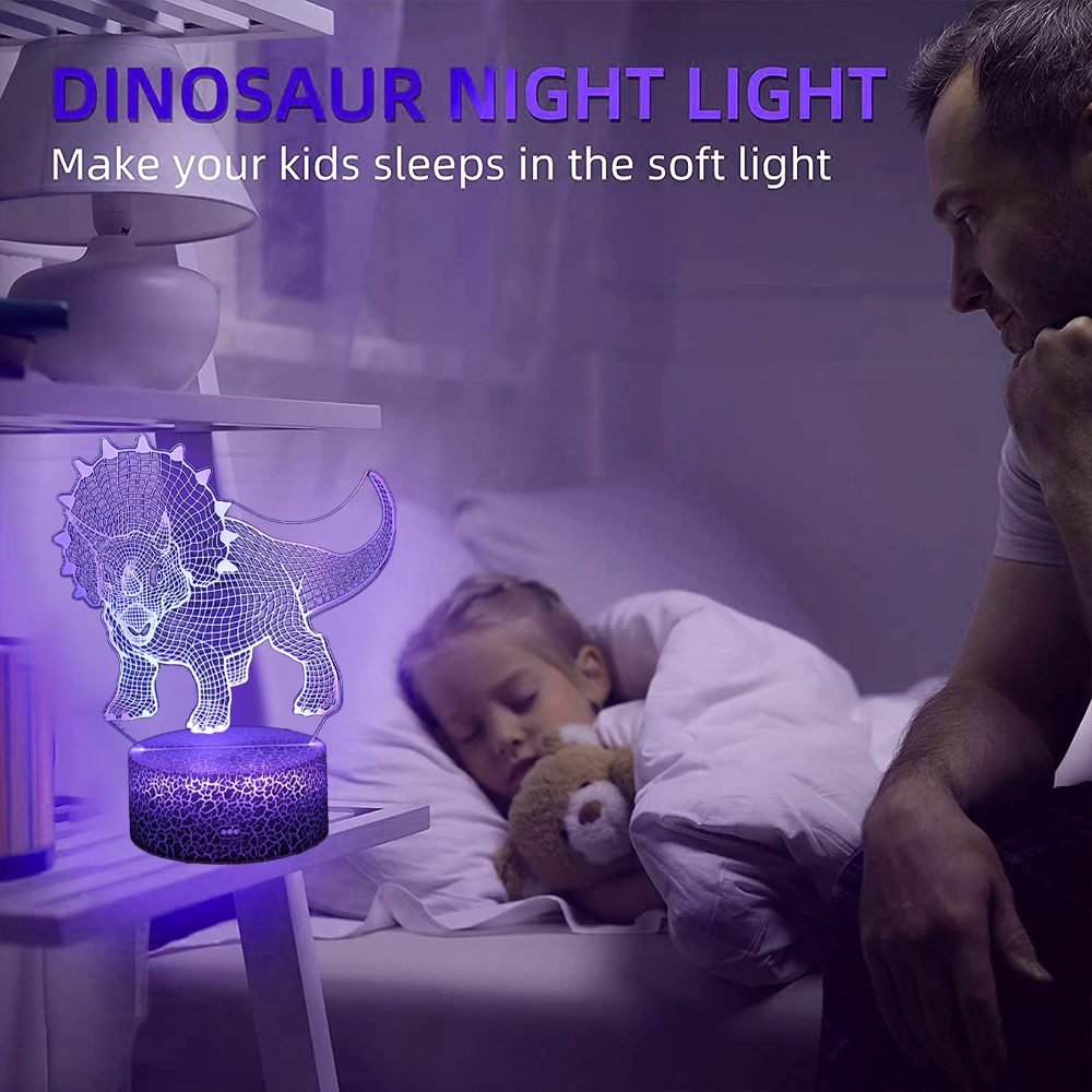 Ein Kind schläft in einem Bett, ein Dinosaurier-Nachtlicht steht auf dem Nachttisch. Ein Mann schaut das Kind an.