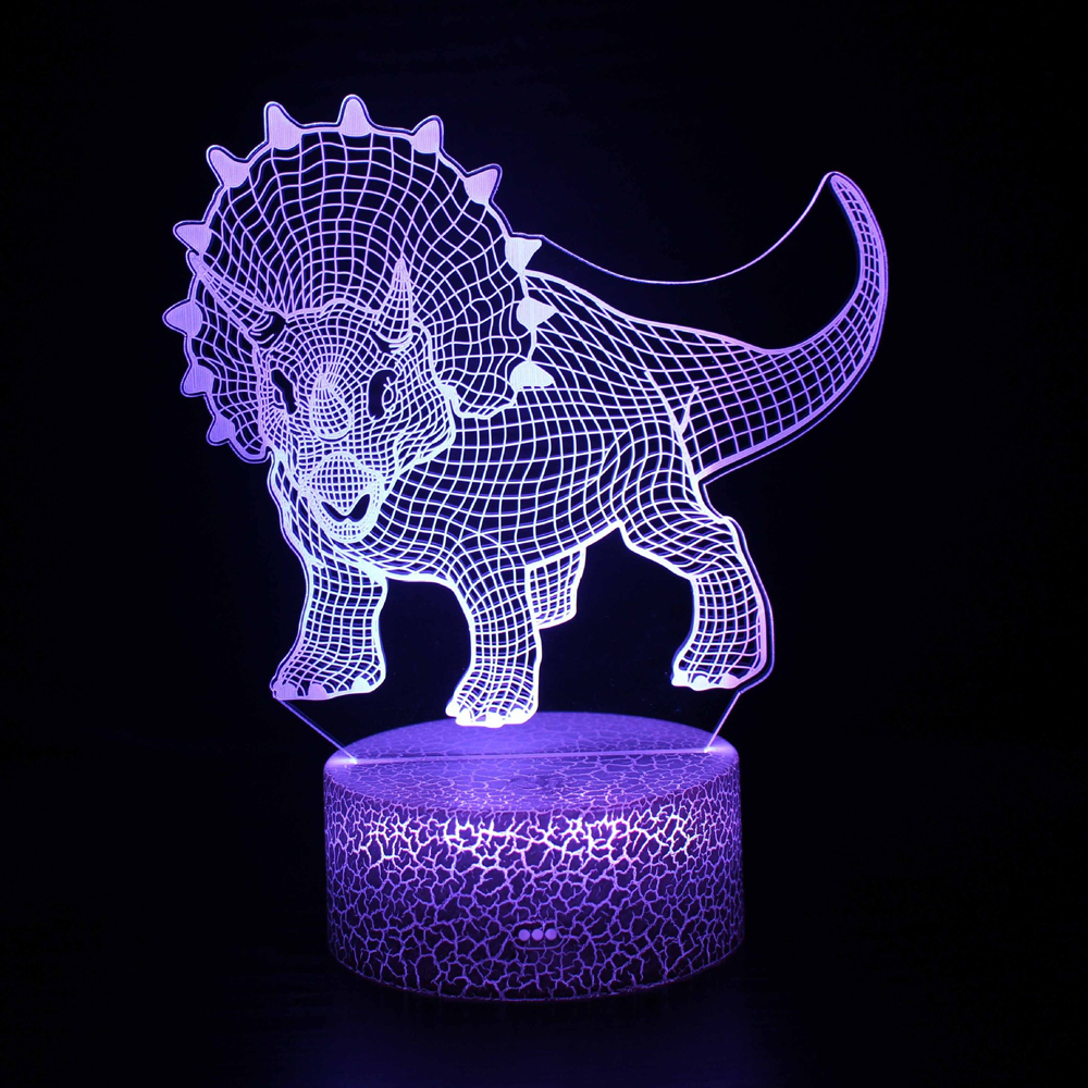 Eine 3D-Effekt Triceratops Dinosaurierlampe mit lila Leuchten. Sie steht auf einem runden Sockel. Der Hintergrund ist schwarz.