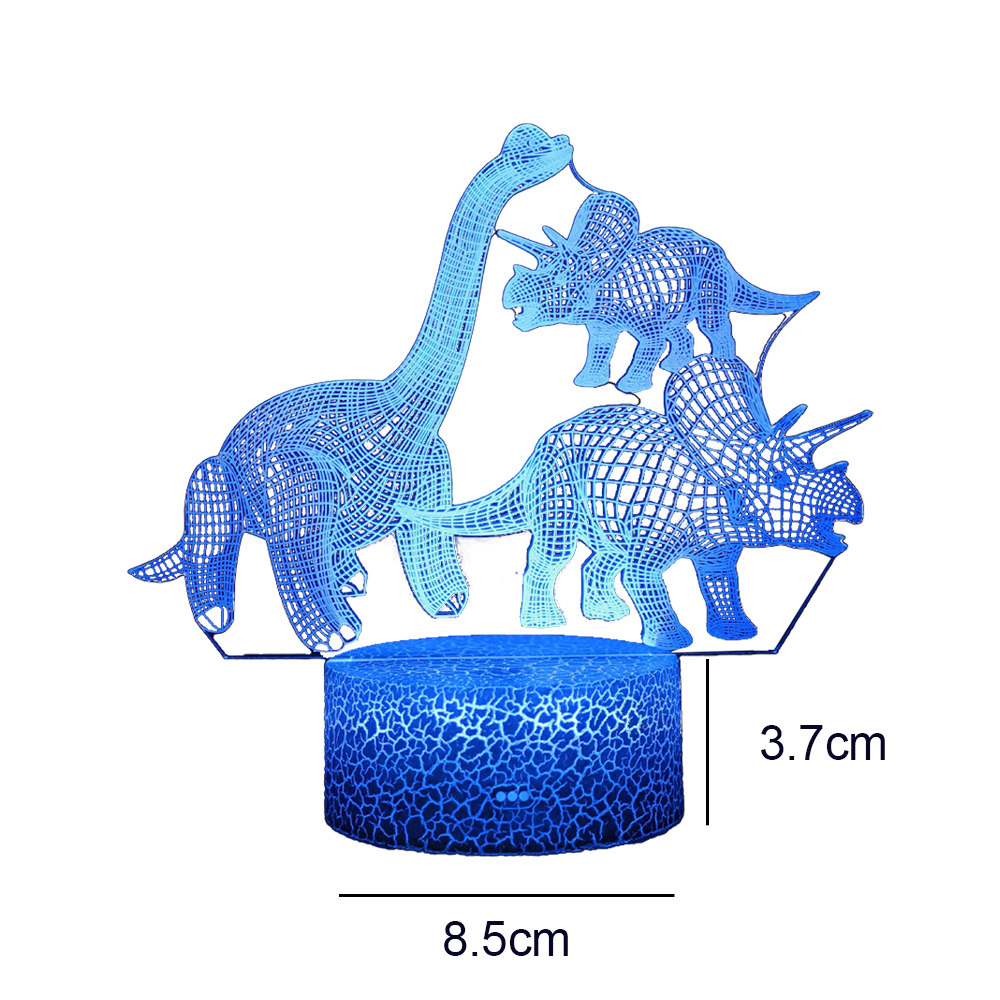 Eine blaue Dinosaurierlampe mit drei Dinosauriern auf einem blauen, gemusterten Sockel, mit den Maßen: 8,5 cm breit, 3,7 cm hoch.