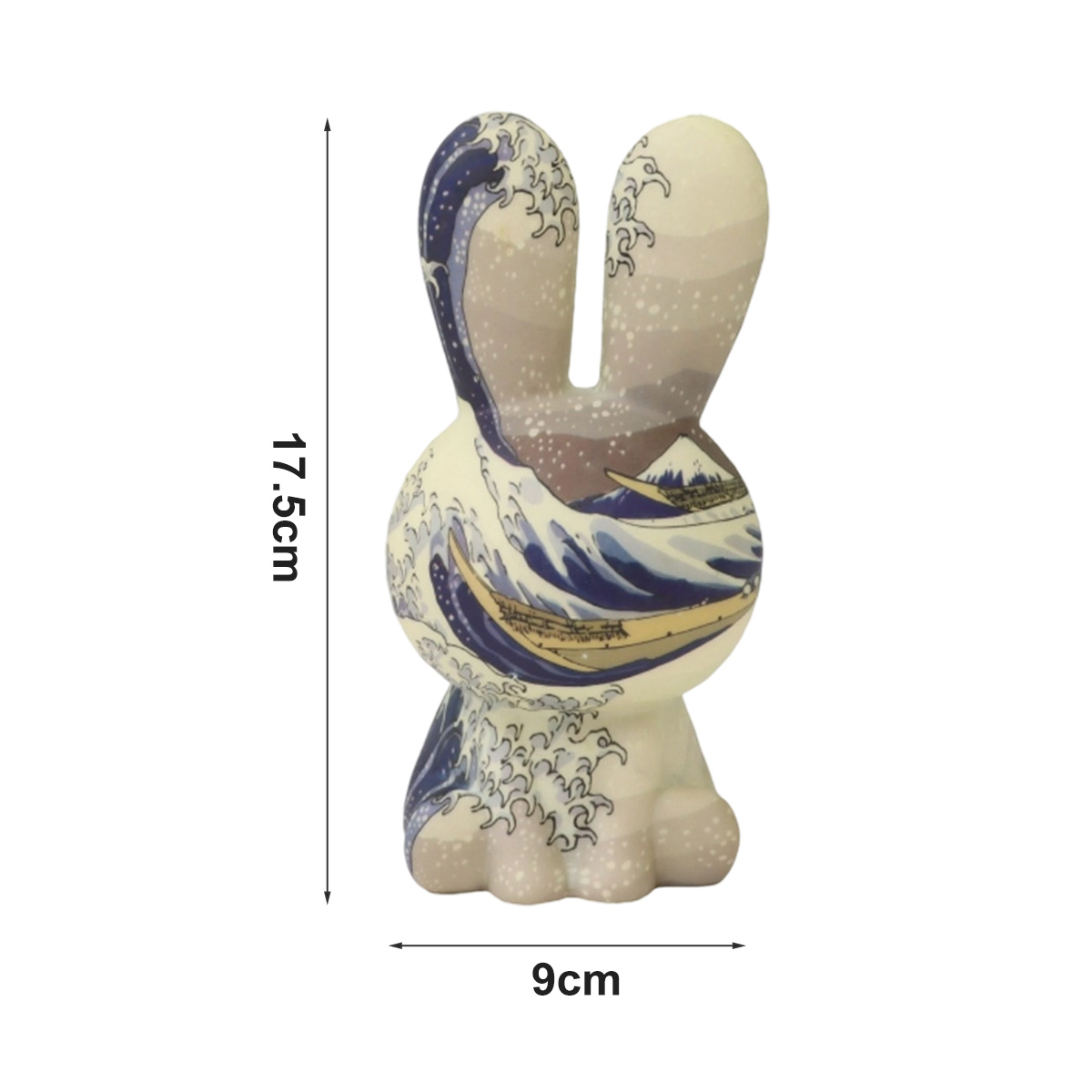 Eine weiße Hasenfigur mit japanischem Wellendesign. Maße: 17,5 cm hoch, 9 cm breit. Das Design umfasst Boote, Berge und Wellen.
