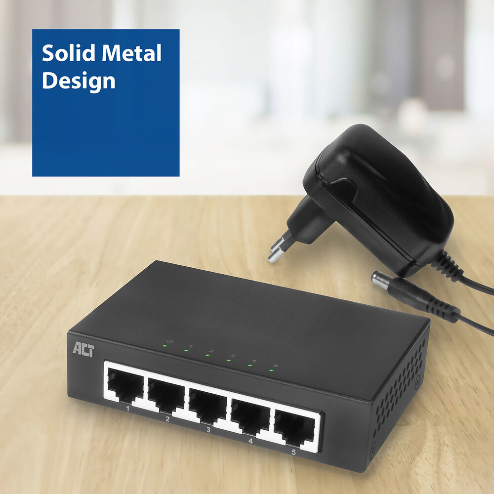 Schwarzer Netzwerk-Switch mit fünf Anschlüssen, ein Adapter und Kabel auf einer Holzoberfläche. Blaue Box sagt 'Solid Metal Design'.