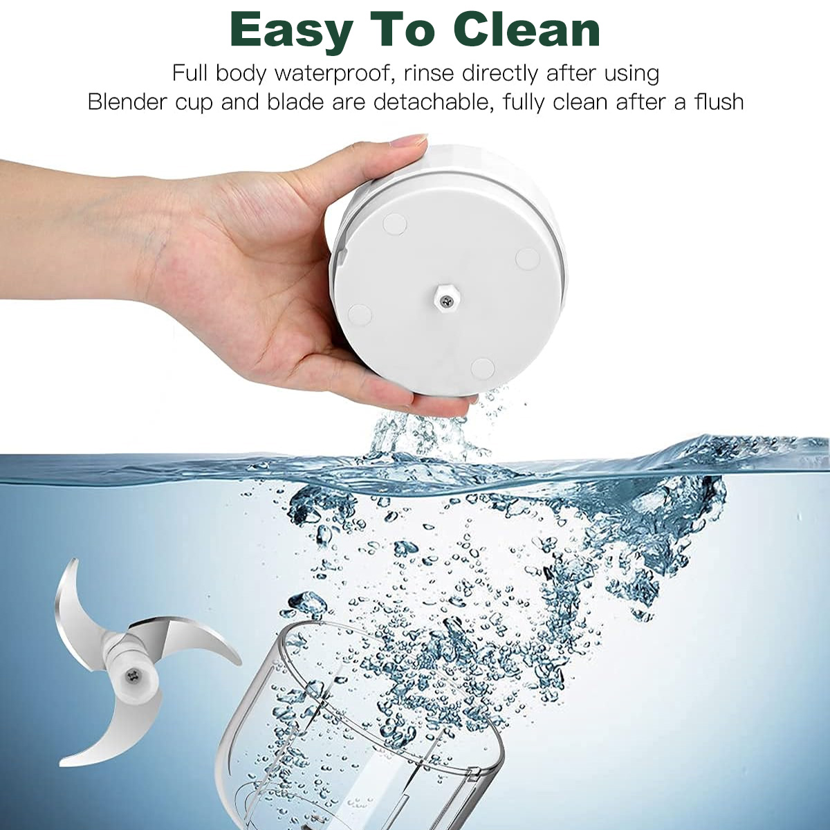 Eine Hand hält einen weißen Mixerdeckel über Wasser. Eine Klinge und ein Becher sind in der Nähe. Blasen steigen auf. Text lautet 'Easy To Clean'.