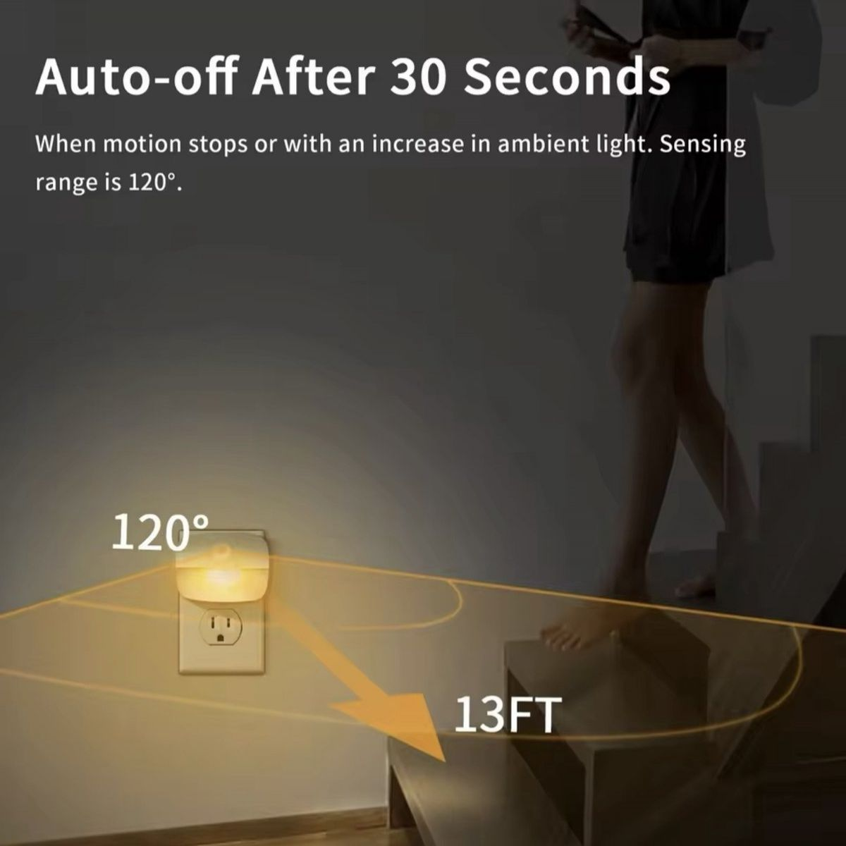 Ein Nachtlicht in einer Steckdose beleuchtet eine Treppe. Eine Person geht die Treppe hinunter. Text: 'Auto-off After 30 Seconds'.