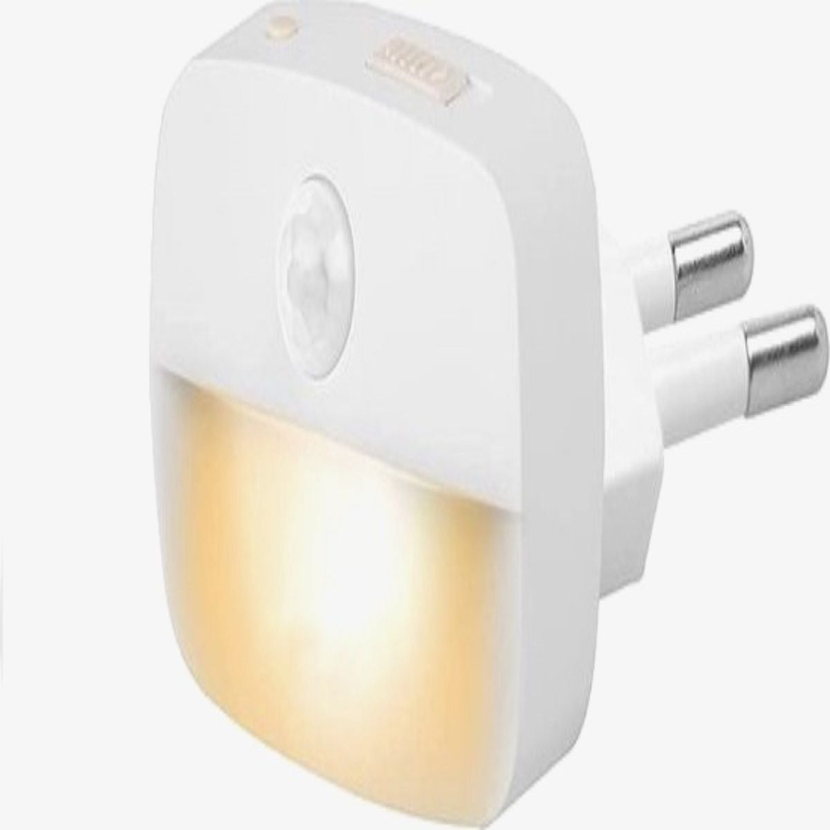 Ein weißes Nachtlicht mit Lichtsensor und Stecker. Es hat eine abgerundete Form und gibt unten ein warmes gelbes Licht ab.