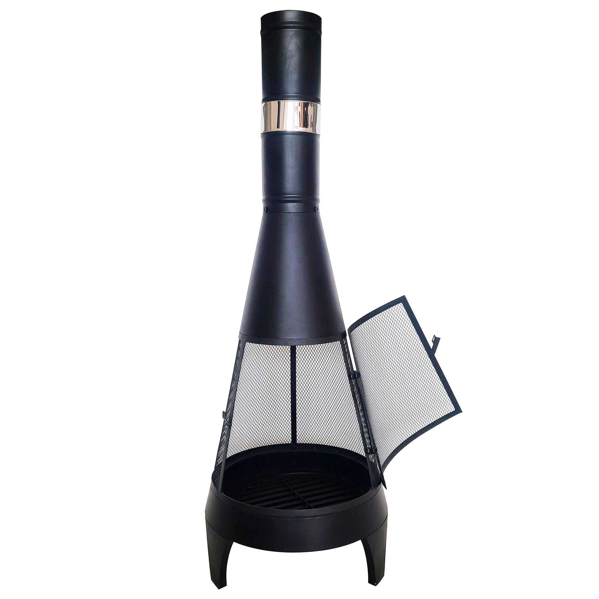 Ein schwarzer Outdoor-Chiminea mit geöffneter Maschentür. Es hat einen hohen Schornstein und steht auf vier Beinen. Weißer Hintergrund.