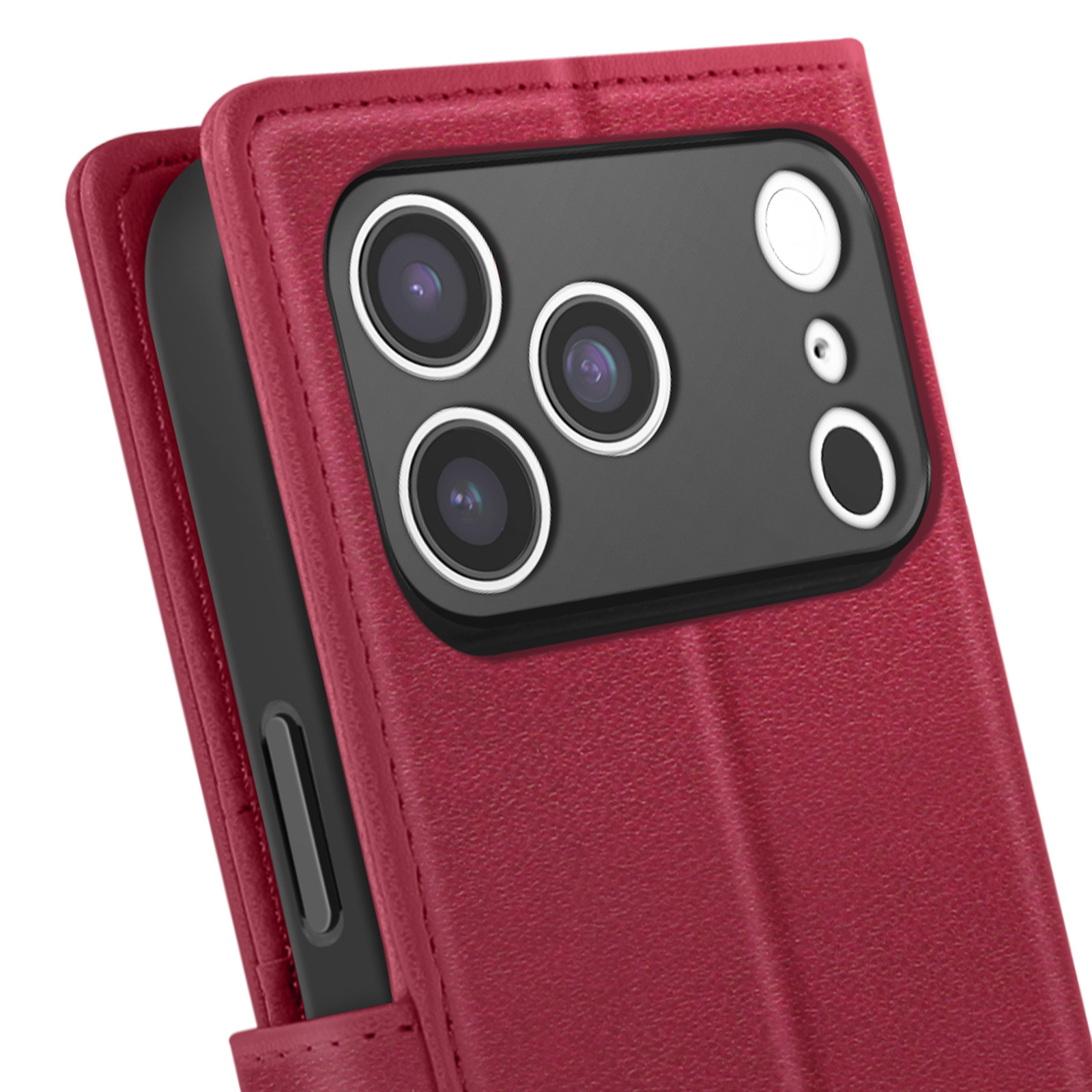 Close-up van een bordeauxrode telefoonhoes met een open flap. Telefooncamera's zijn zichtbaar. Witte achtergrond.