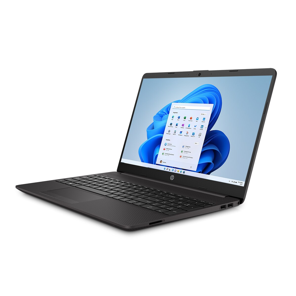 Ein schwarzer HP-Laptop ist geöffnet und zeigt eine Windows 11-Oberfläche. Der Hintergrund ist weiß. Der Bildschirm zeigt das Startmenü.