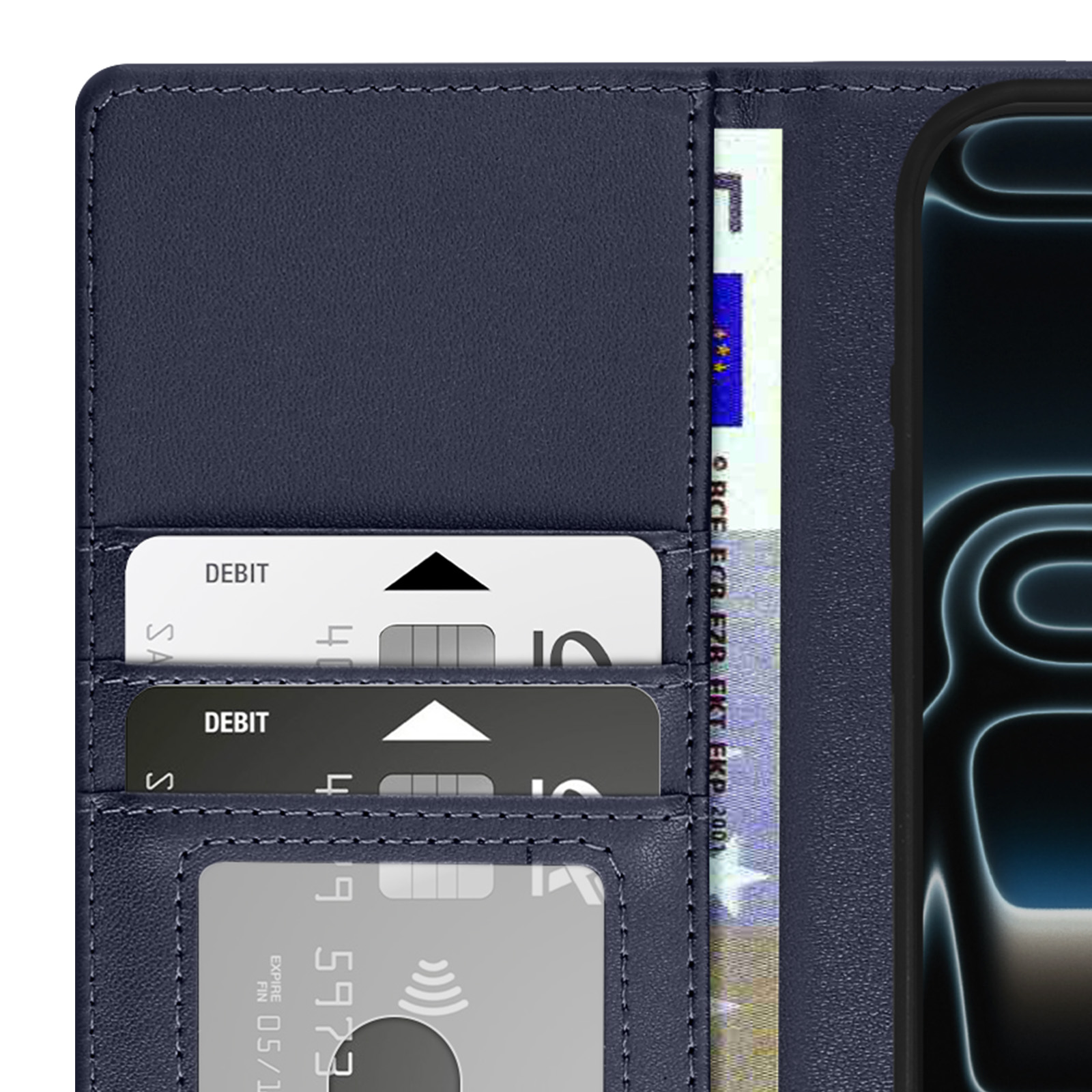 Marineblauwe portemonnee met creditcards en een telefoon. Kaarten hebben debet erop. Eén heeft een eurobiljet.