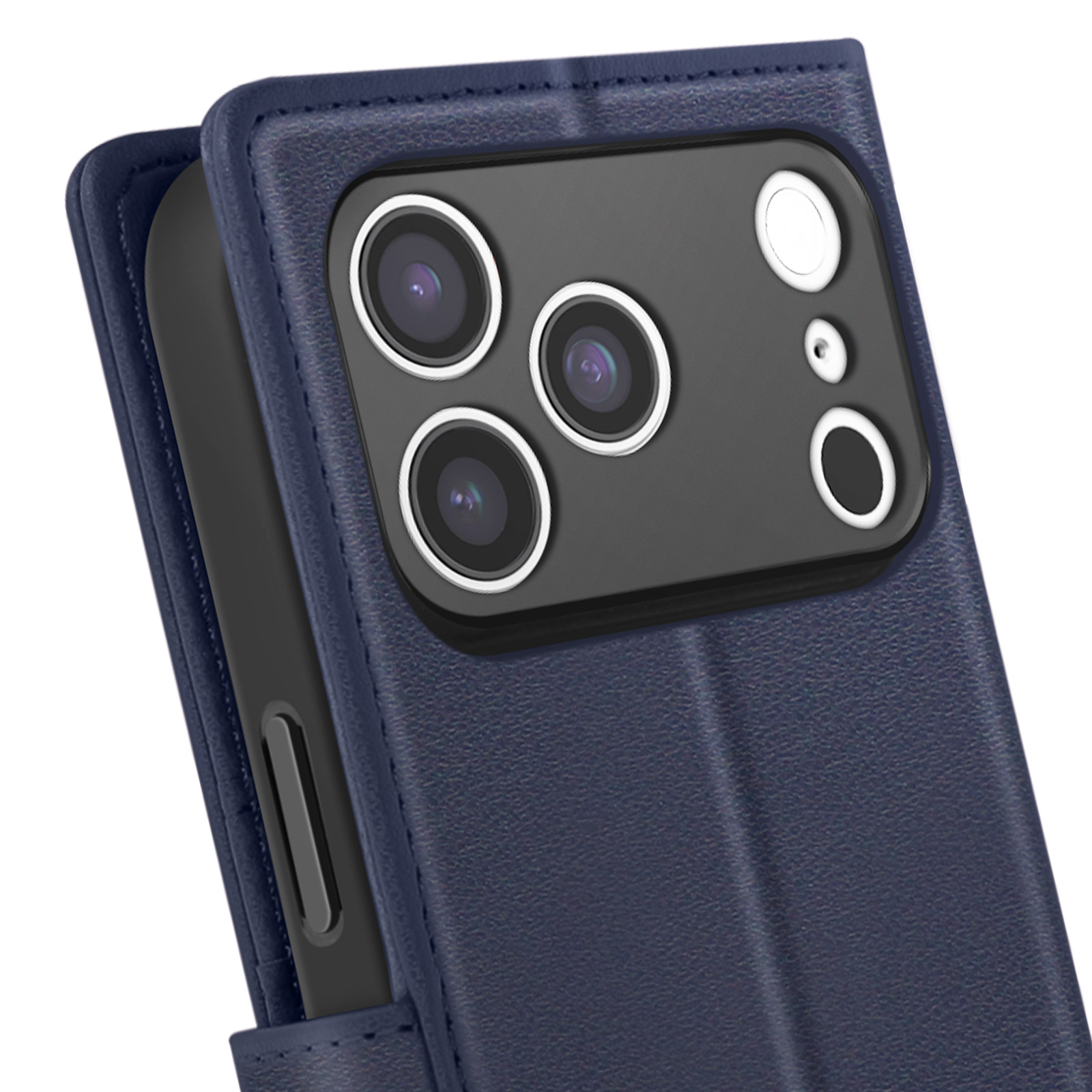 Close-up van een blauwe telefoonhoes met een telefoon erin. De telefoon heeft een camerabult met meerdere lenzen.