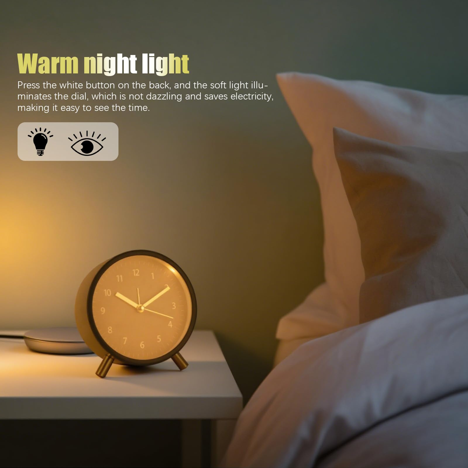 Ein Nachttisch mit Uhr und ein Bett mit Kissen. Die Uhr ist an und leuchtet.