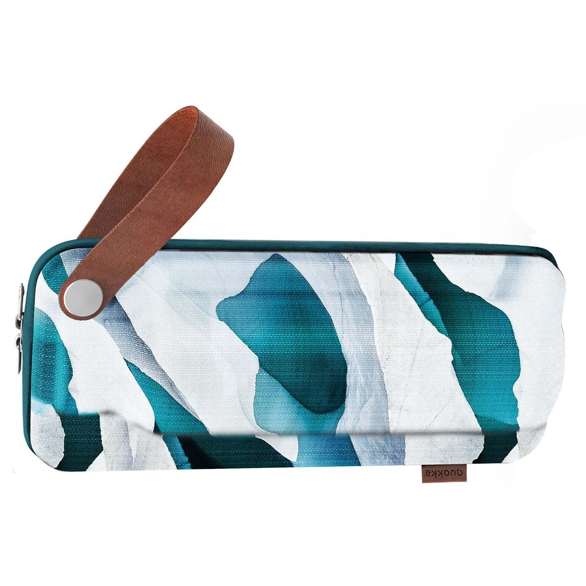 Una custodia rettangolare con manico in pelle marrone. La custodia ha un design astratto verde acqua e bianco e una chiusura con bottone argentato.