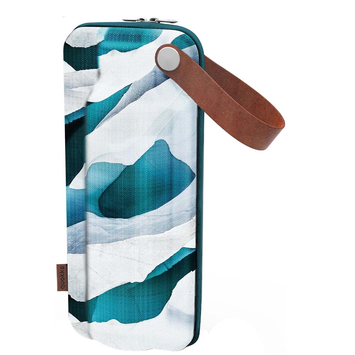 Un astuccio per bottiglia d'acqua fantasia con manico in pelle marrone. Design turchese, bianco e blu. Cerniera in alto. Il marchio è visibile.