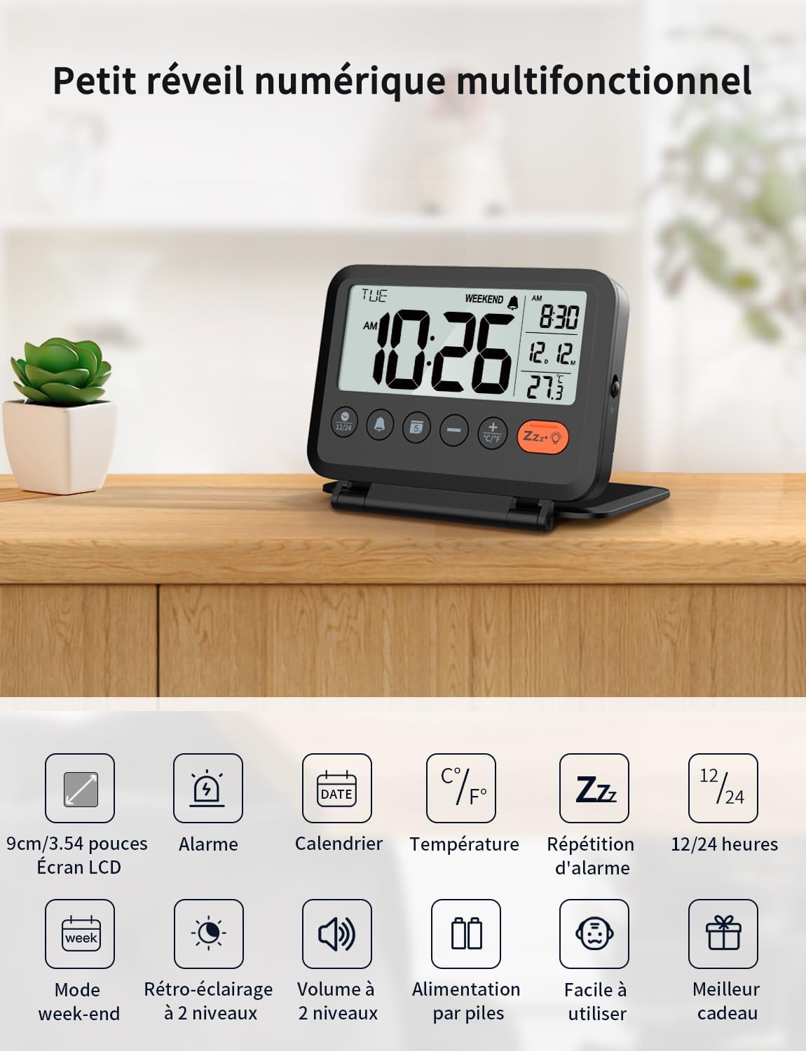 Un orologio digitale nero mostra ora, data e temperatura. È posto su legno con icone per funzioni come allarme e calendario.