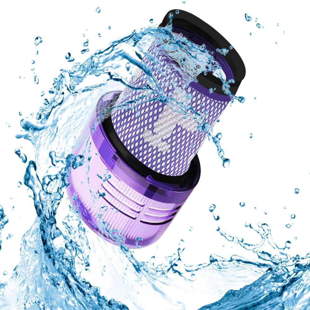 Ein Staubsaugerfilter mit lila und weißem Netz, umgeben von Wasserspritzern. Der Filter besteht aus Kunststoff und Netz.
