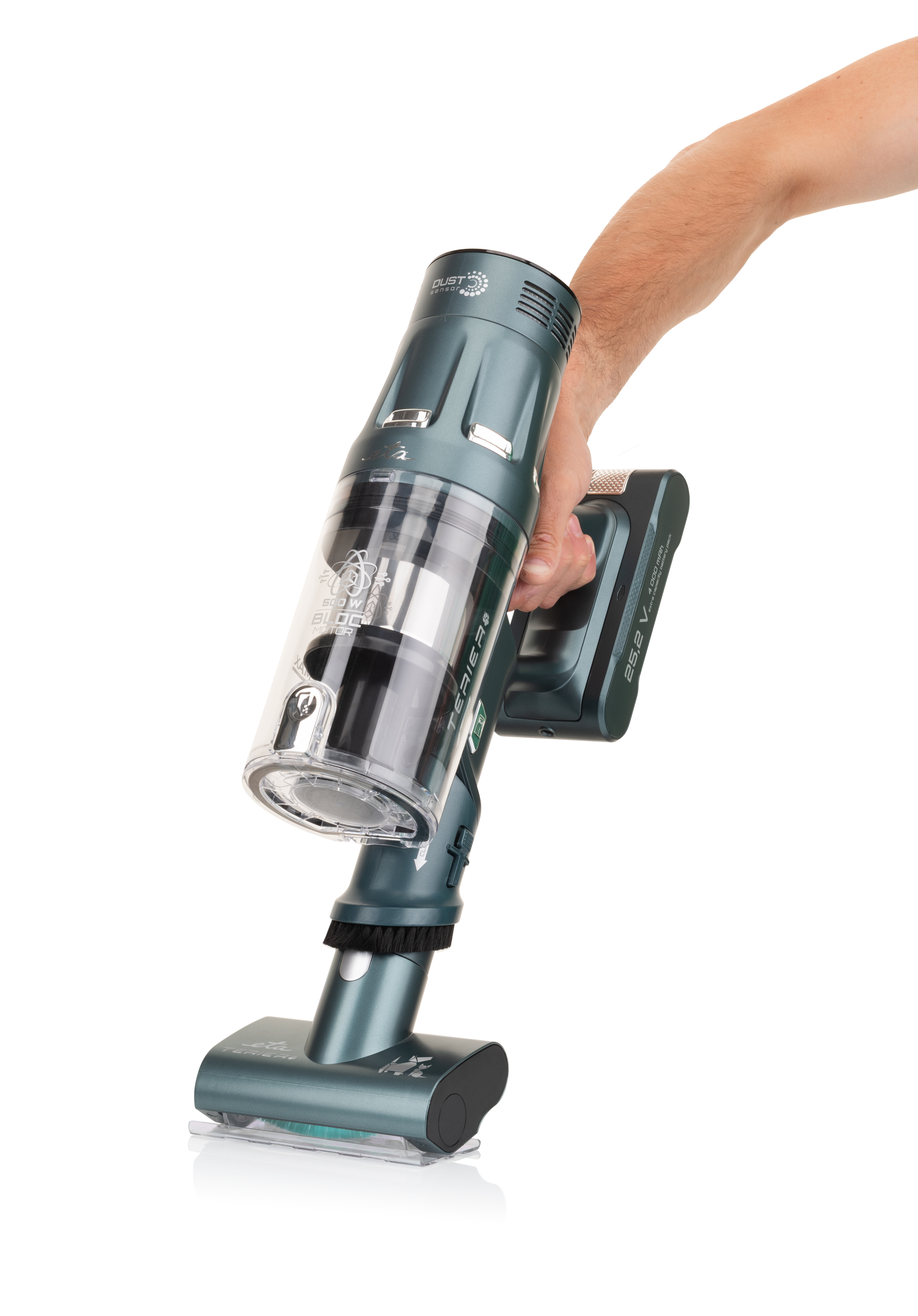Eine Hand, die einen teal schnurlosen Staubsauger hält. Der Staubsauger hat einen transparenten Staubbehälter und einen Bürstenkopf.