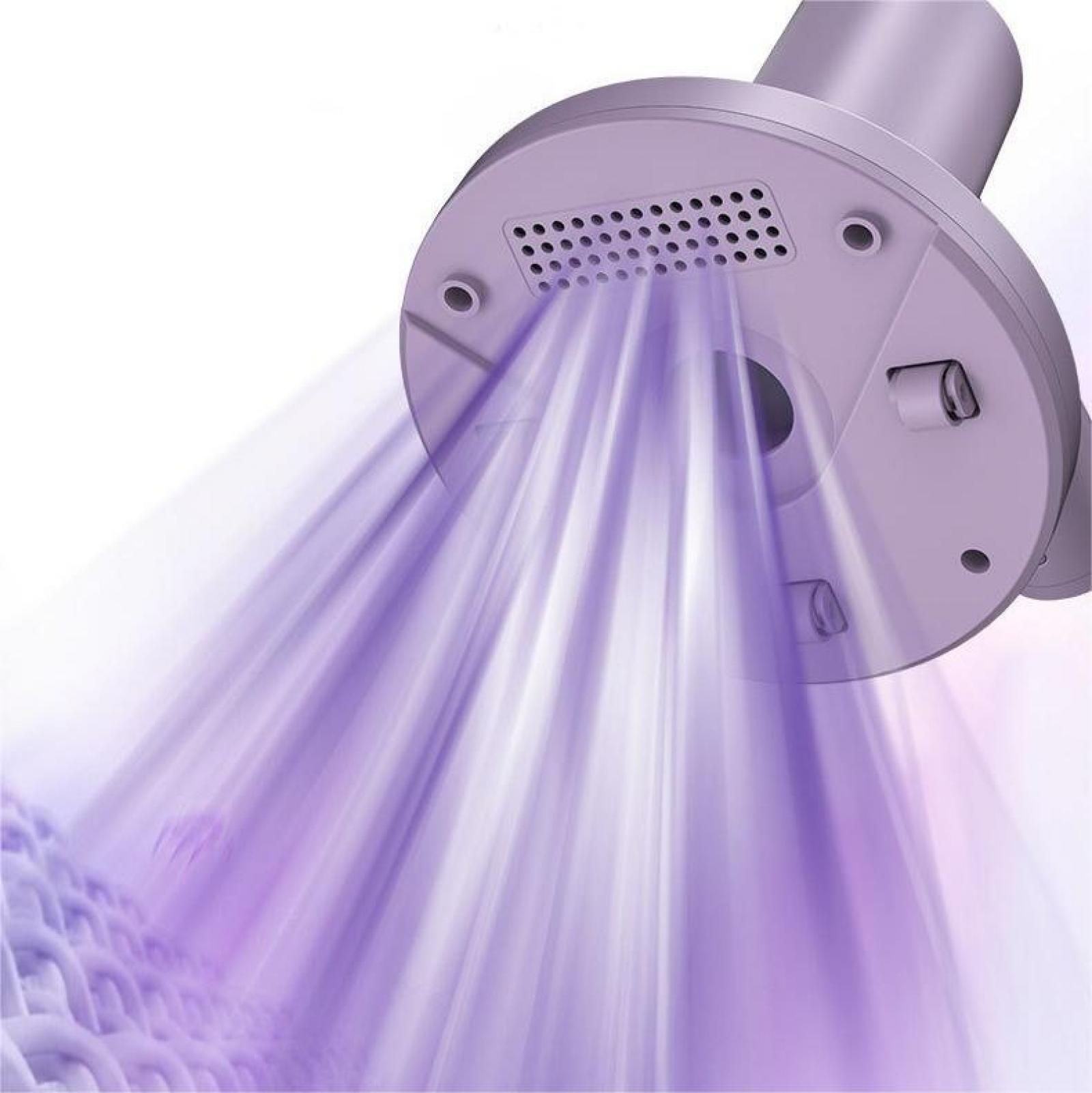 Ein Gerät, das violettes Licht auf Stoff ausstrahlt. Das Gerät ist grau und rund. Das Licht ist diffus.