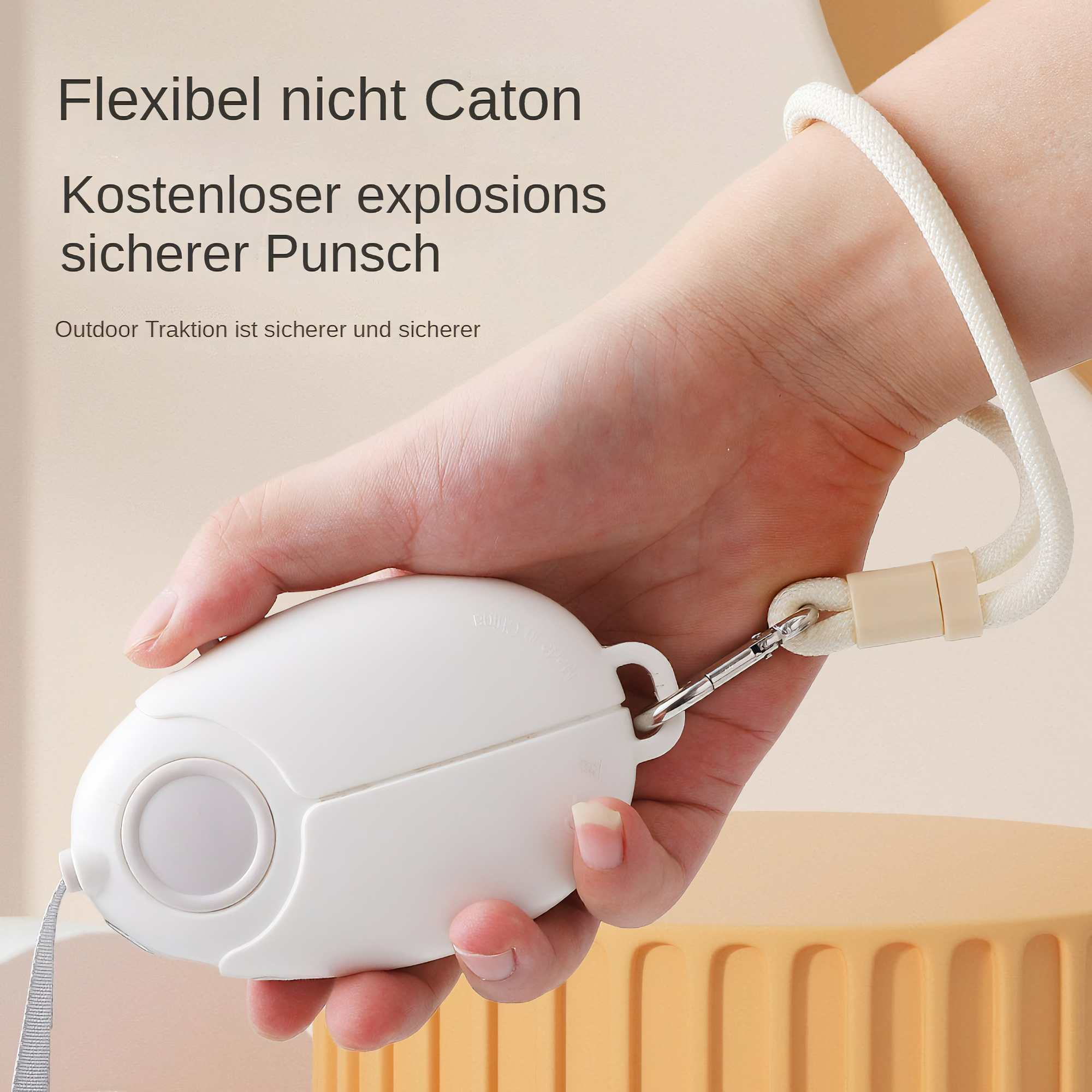 Eine Hand hält ein weißes, ovales Gerät mit einem Handgelenkband. Text auf Deutsch ist im Hintergrund sichtbar.