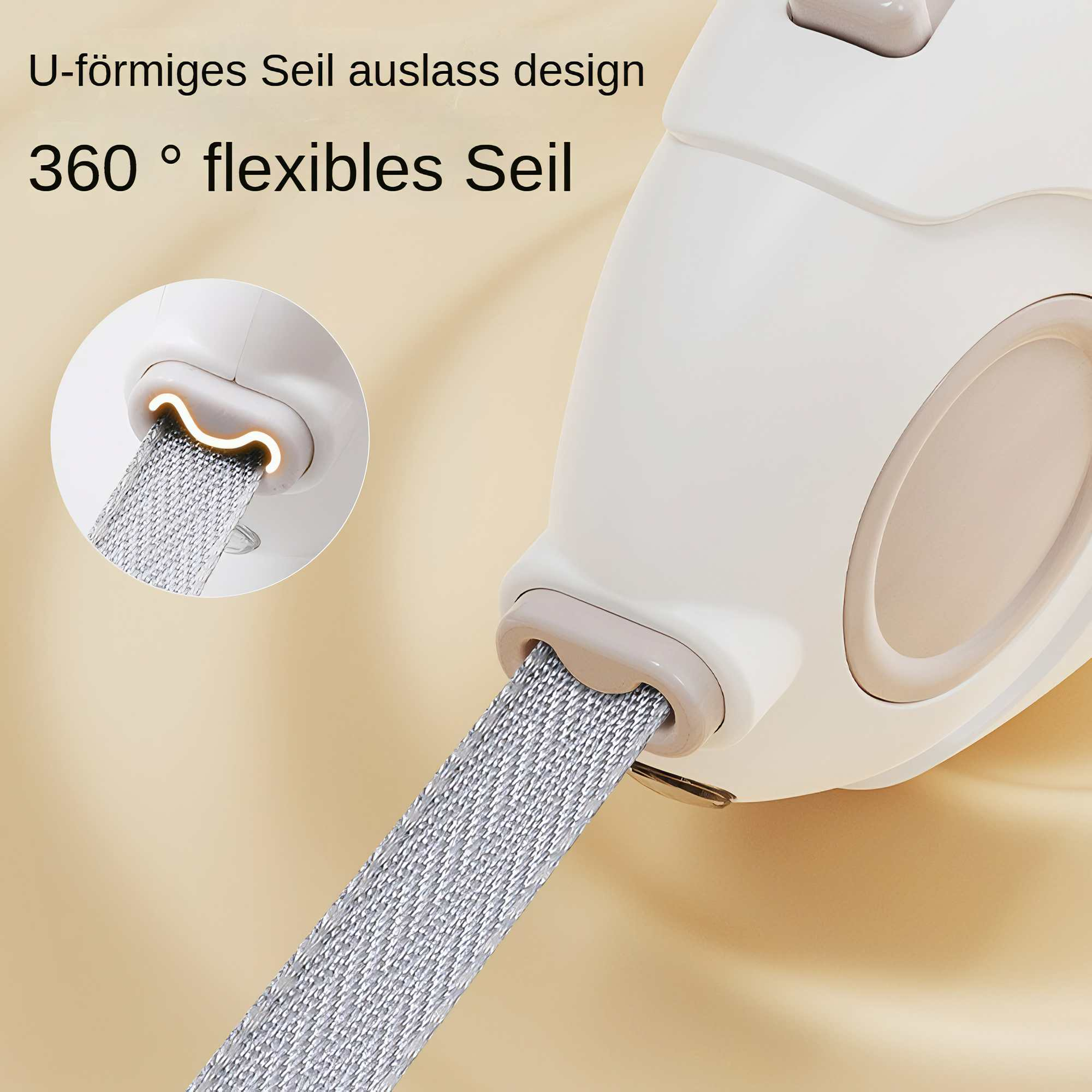 Eine weiße Hundeleine mit einem silbernen Leinenverlängerung. Der Hintergrund ist eine weiche beige Farbe.