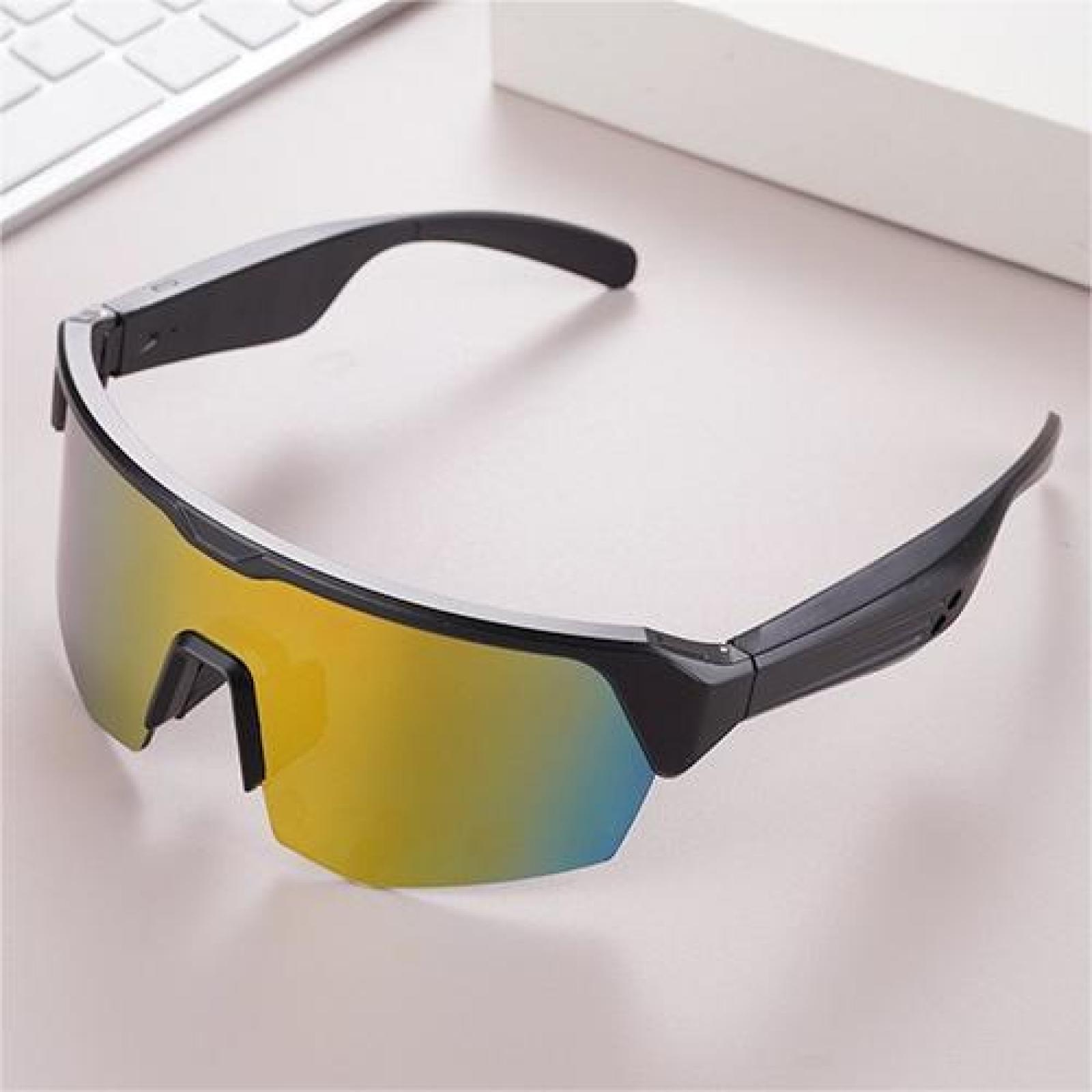 Schwarze Sportsonnenbrille mit verspiegelten gelben und blauen Gläsern, die auf einer hellen Oberfläche liegt, mit einer Tastatur im Hintergrund.