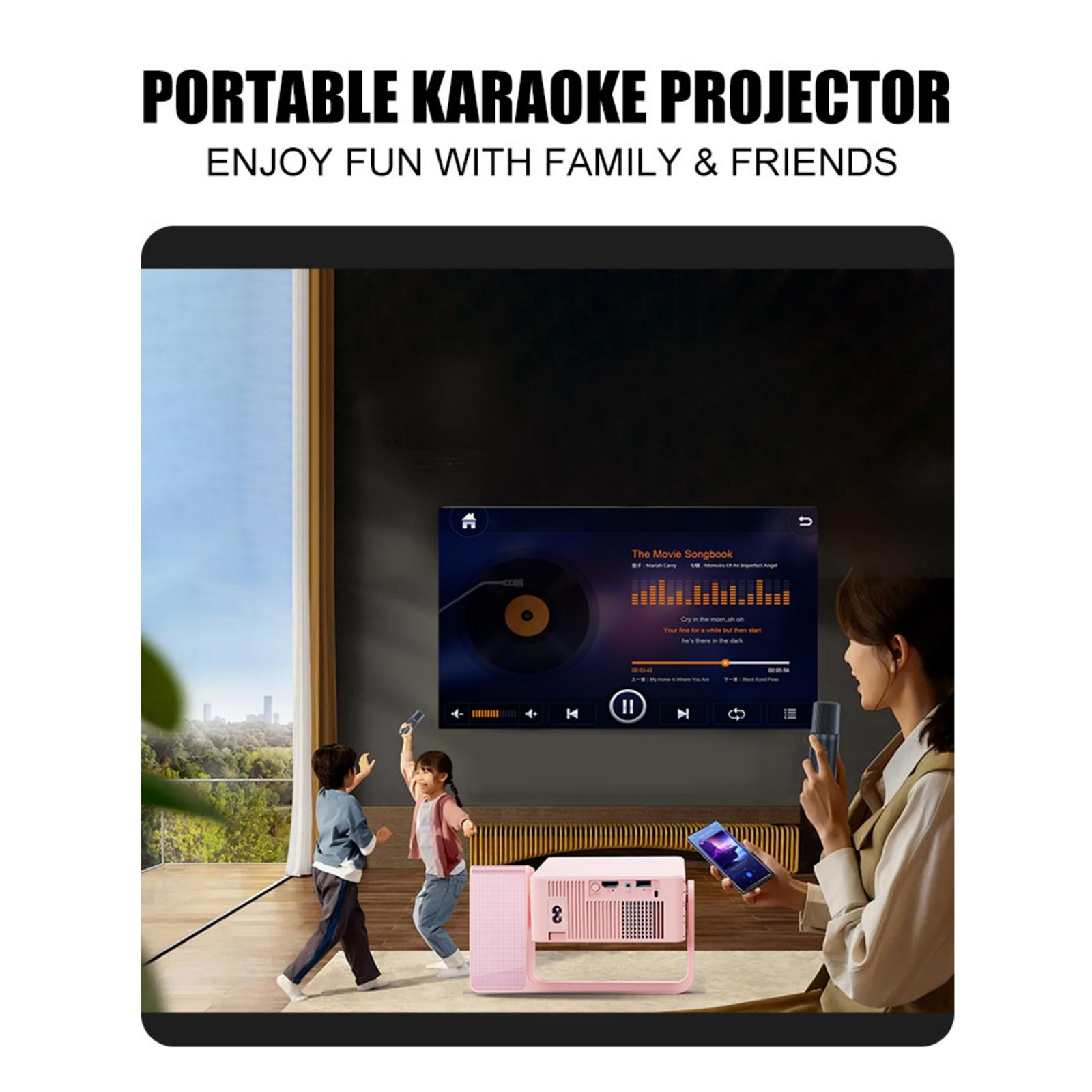 Eine Familie singt Karaoke. Ein Projektor zeigt Texte. Eine Frau hält ein Mikrofon und ein Telefon. Zwei Kinder singen.