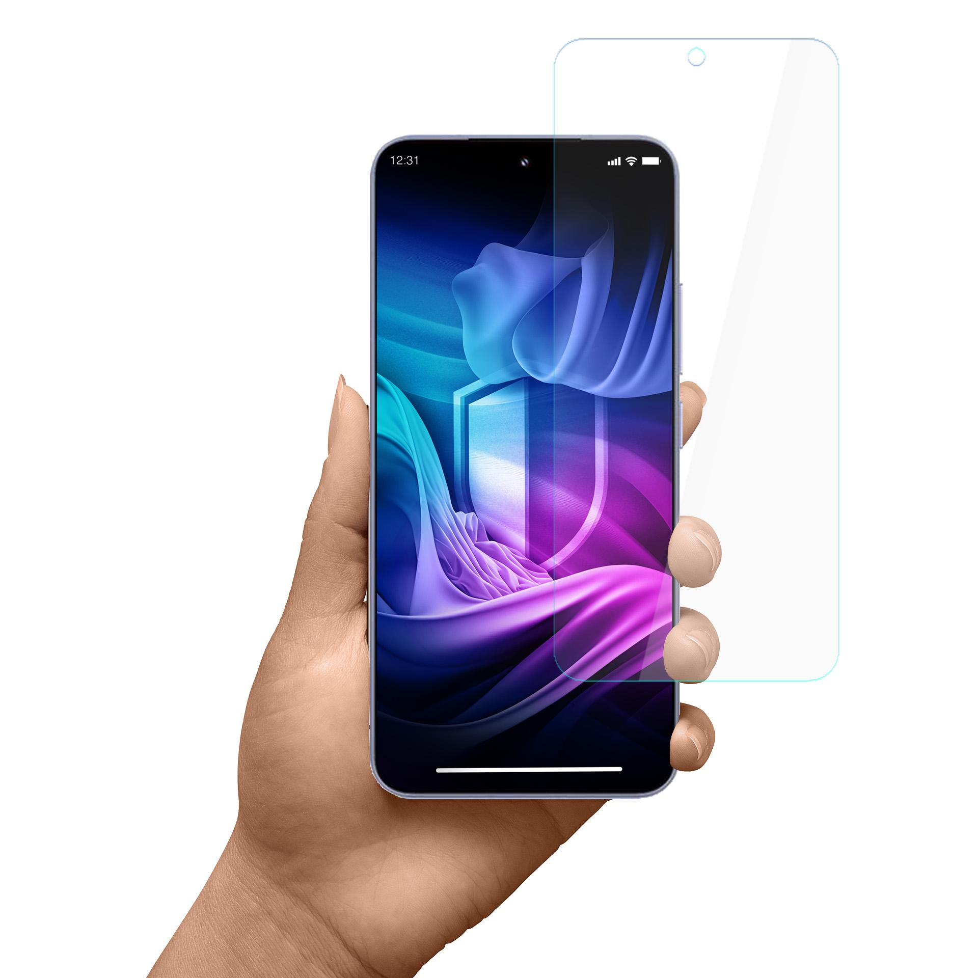 Ręka trzyma smartfon z ochraniaczem ekranu. Ekran wyświetla kolorowy, abstrakcyjny obraz. Ochraniacz jest na górze.
