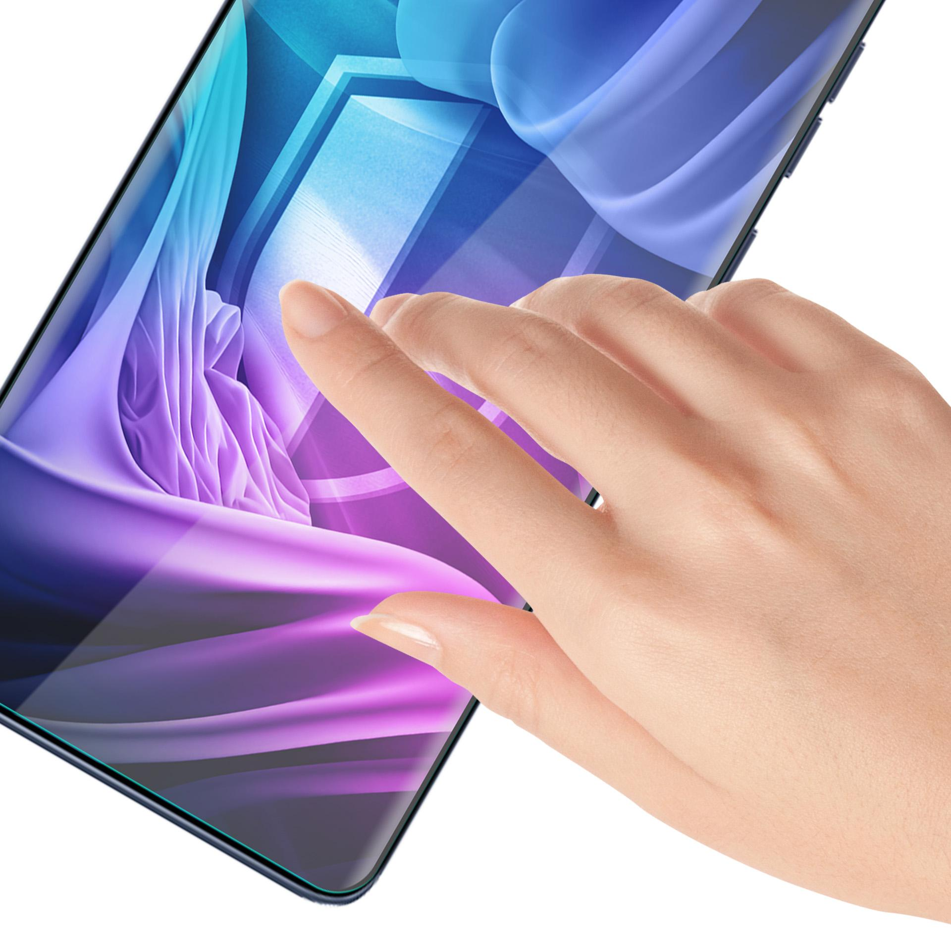 Dłoń dotyka ekranu telefonu. Ekran wyświetla niebieską i fioletową sztukę abstrakcyjną. Białe tło.