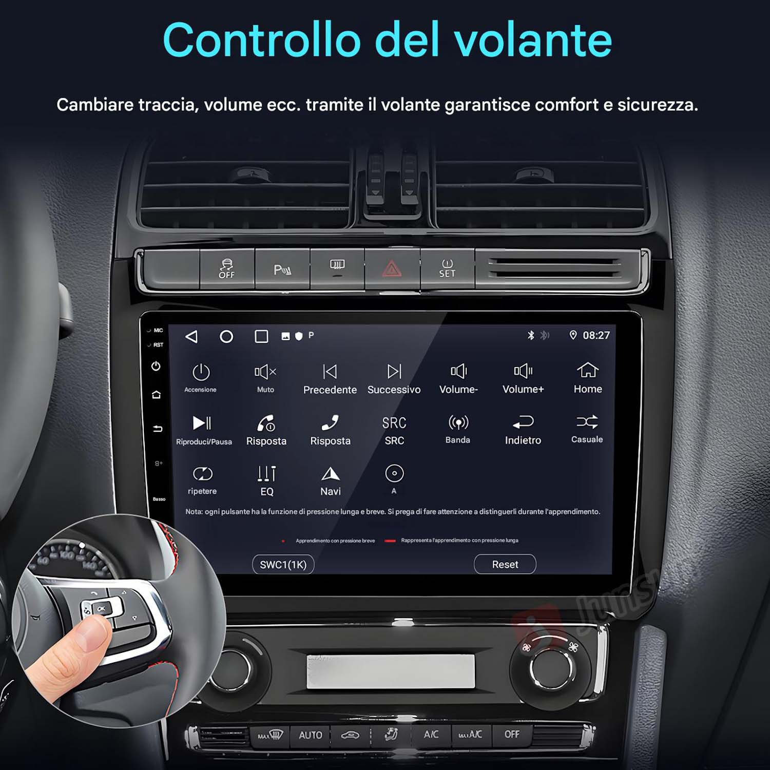Cruscotto auto con touchscreen e comandi al volante. Mano preme un pulsante. Testo in italiano.