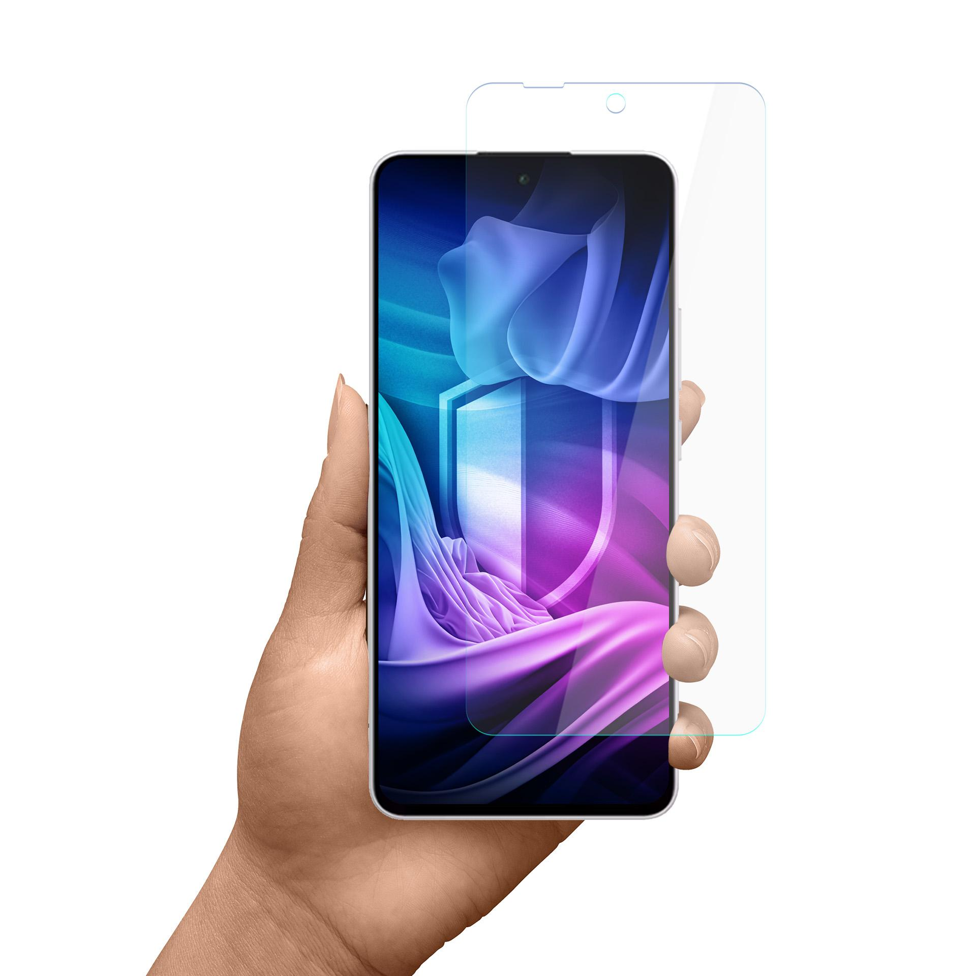 Una mano tiene un telefono con una protezione schermo. Lo schermo mostra un design astratto e colorato. Sfondo bianco.