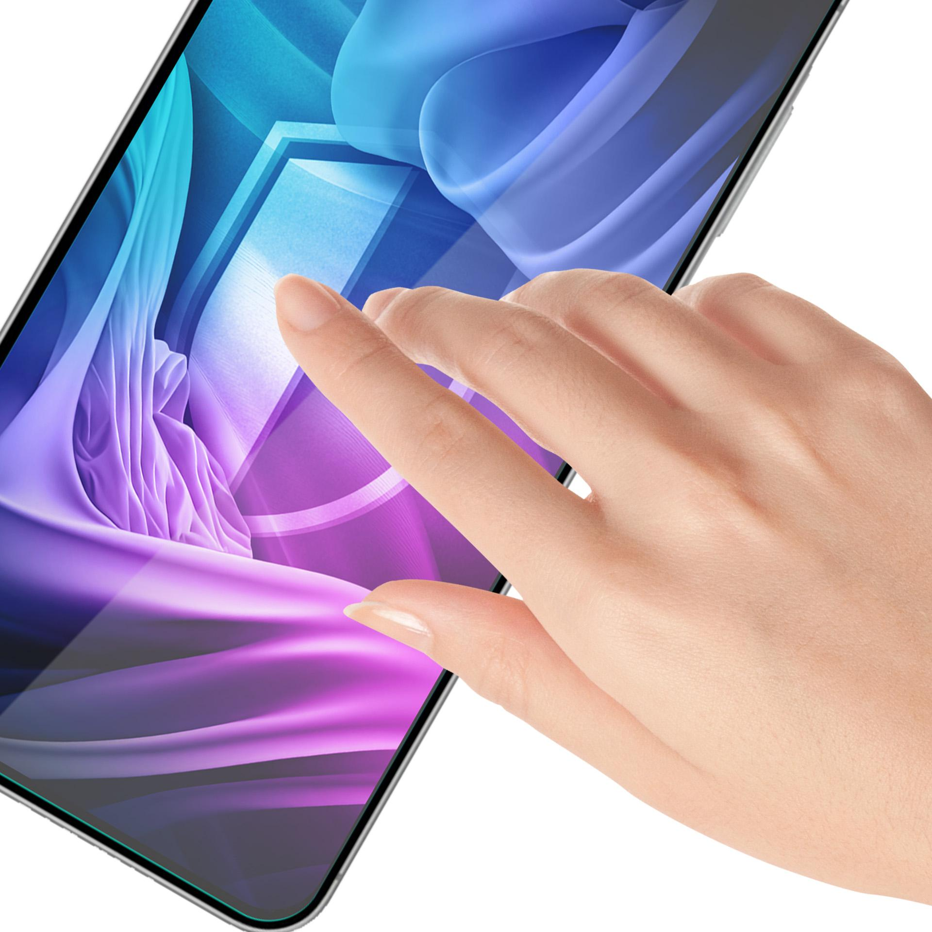 Una mano tocca uno smartphone. Lo schermo mostra un design astratto colorato. Sfondo bianco.