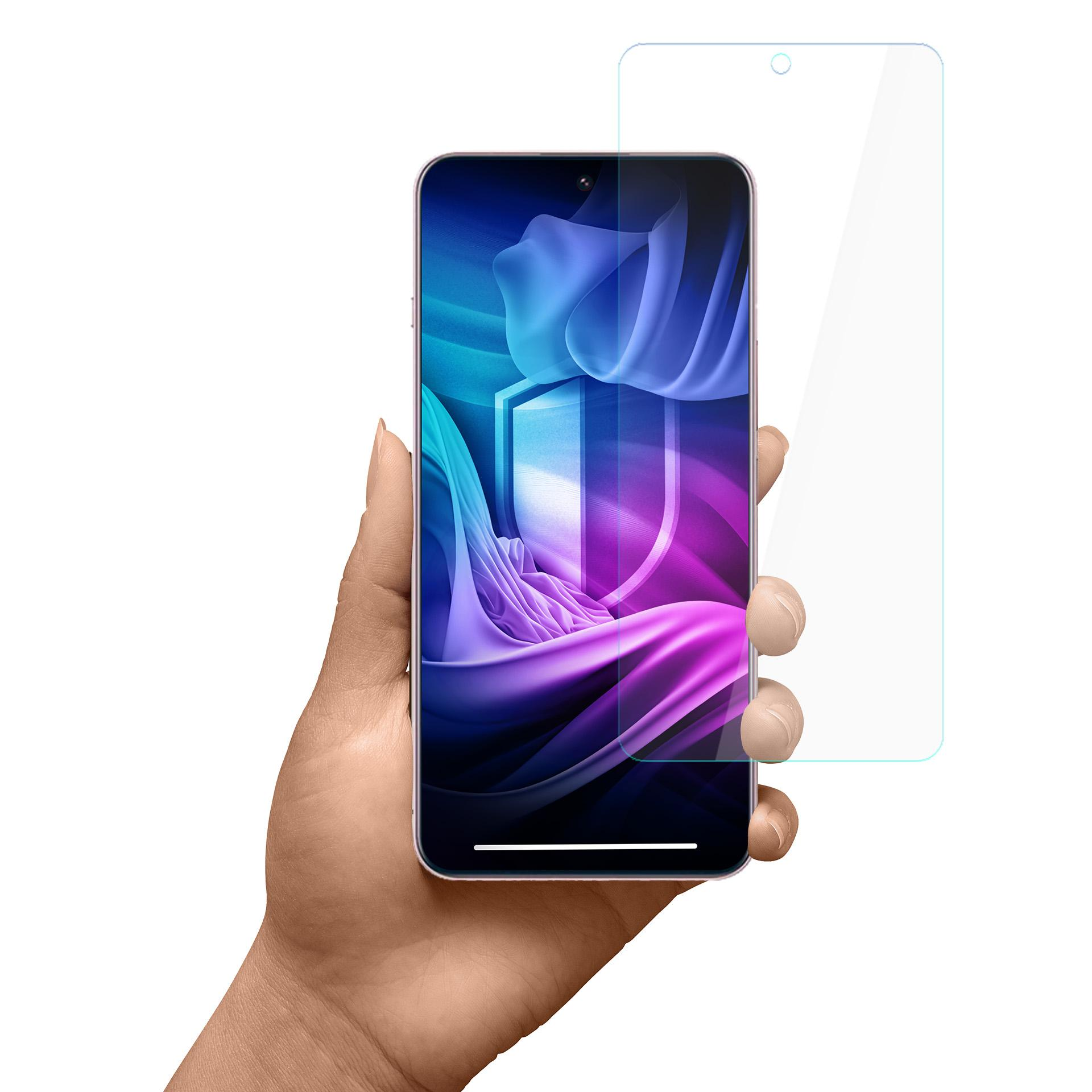 Una mano tiene uno smartphone con una protezione schermo. Lo schermo mostra forme astratte blu e viola.