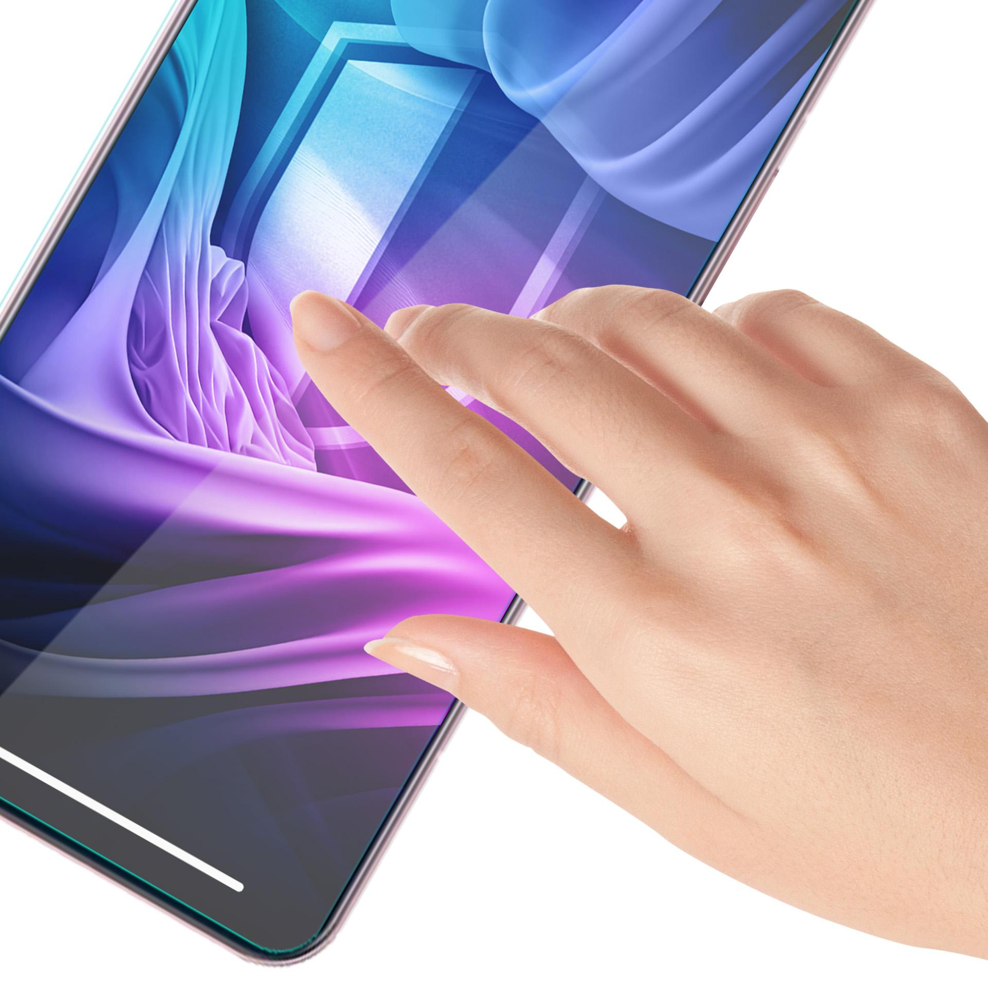 Una mano tocca lo schermo di un telefono. Lo schermo mostra un design astratto viola e blu.